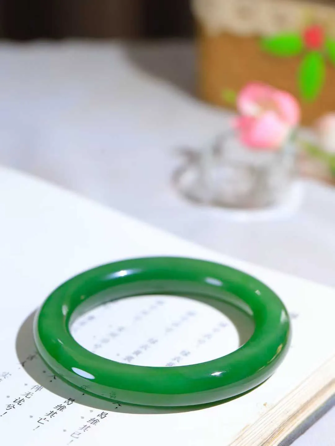 【悠悠芳华.镯】

收藏传家级臻品和田玉碧玉圆条手镯 玉质温润 青葱岁月，尽收腕中，婉转流畅，凝