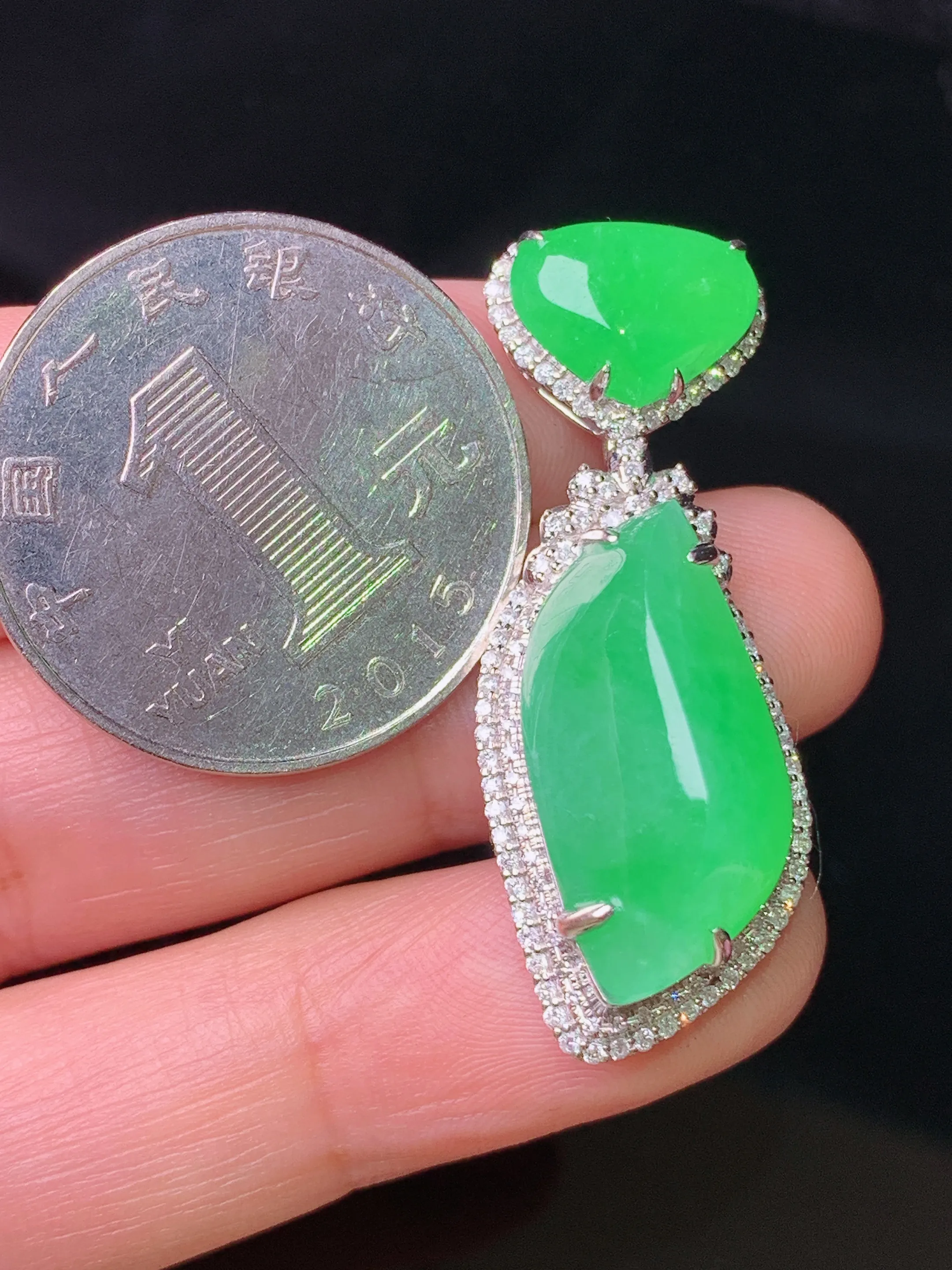 18k金钻镶嵌翠绿随形吊坠 玉质细腻 色泽清新艳丽 整体尺寸38.5*14.2*11.2
