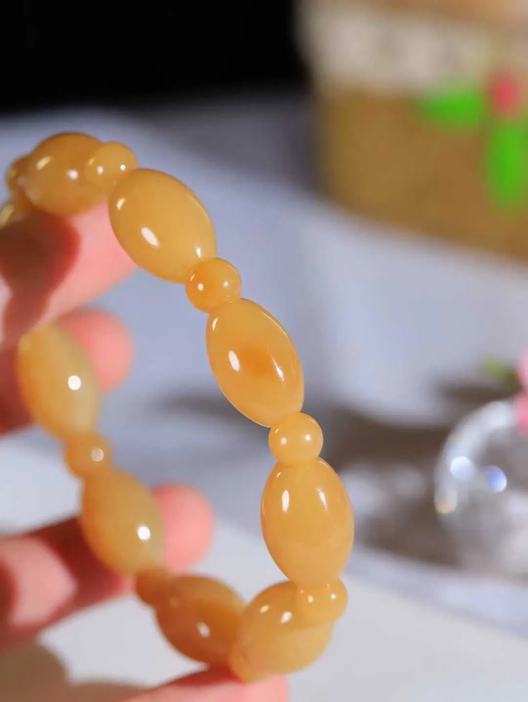 （路路通.手串）

新疆和田玉糖玉手串 玉质细糯出油，成色均匀，品相极好…
做工圆滑饱满大气。如清风拂袖，不经意间已是大美重51.5克   尺寸取一18.8-12.8mm   尺寸取一7.7mmFDL-781101631