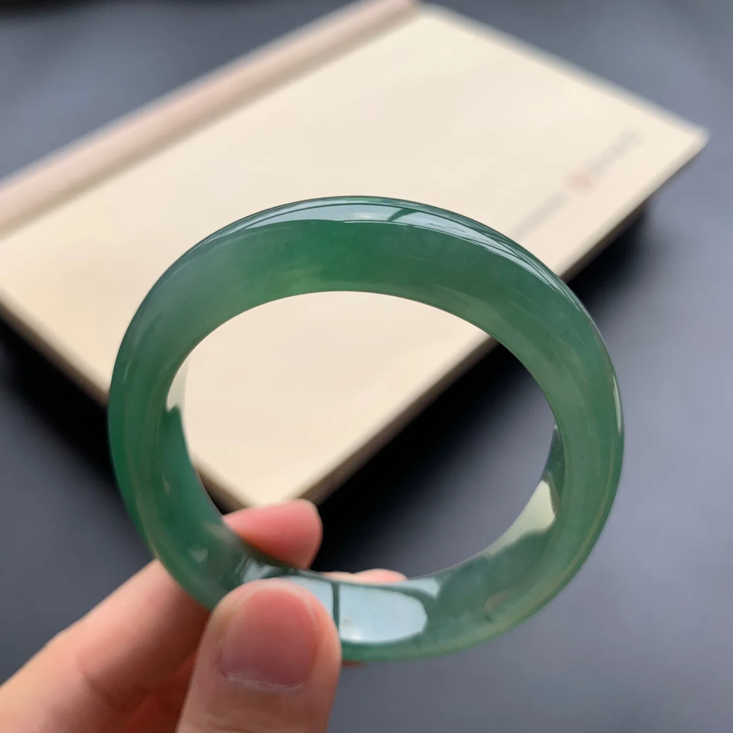 53.3圈口冰油绿贵妃手镯 尺寸：53.3-45-11.5-7.2，无纹裂，水润细腻，胶感十足