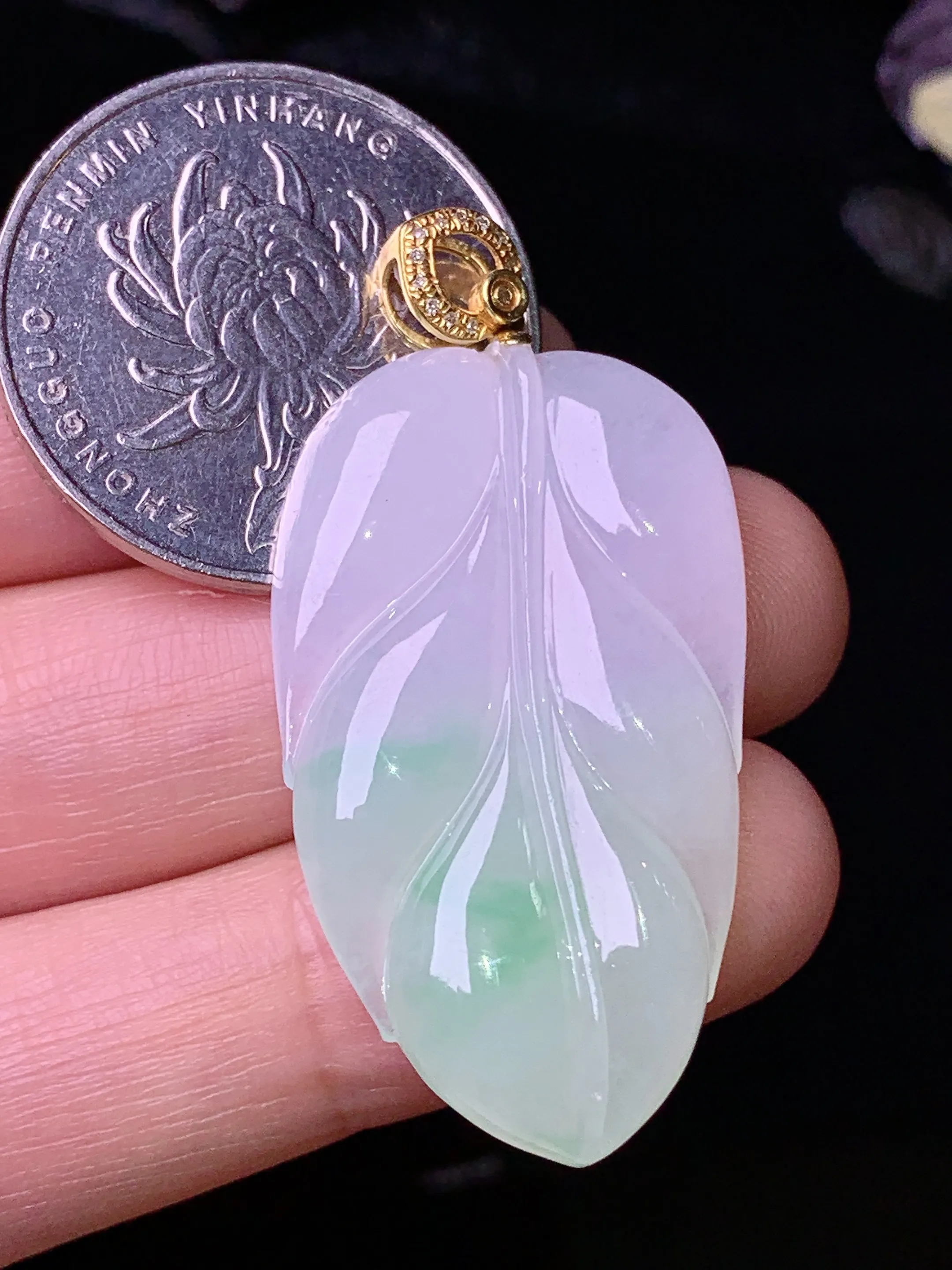 18k金镶嵌飘绿树叶吊坠 玉质细腻 色泽清新艳丽 整体尺寸43.5*20.6*4.8