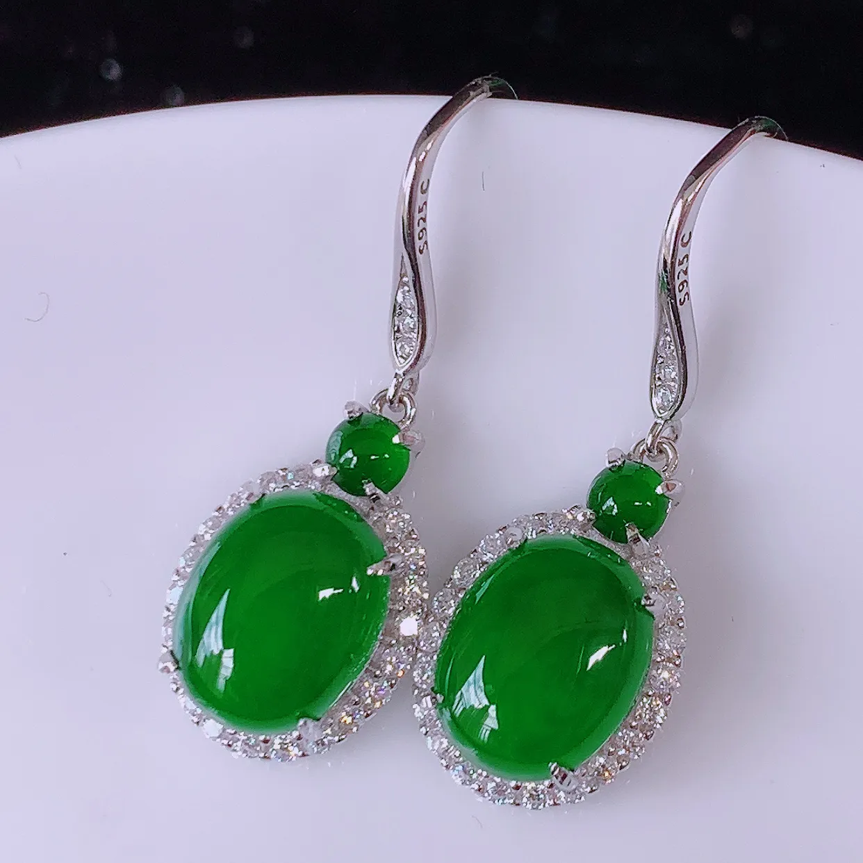 冰透满绿翡翠925银镶嵌耳坠，自然光实拍，翠色灵动，颜色漂亮，种老水足，品相佳，佩戴佳品！#97.20整体29*10.5*5.8裸裸 9.5*7.5