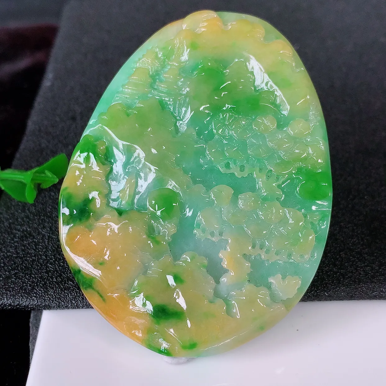 自然光实拍，特色黄加绿翡翠山水牌吊坠，翡翠山水牌，寓意“常青、背靠大山、水（财）长流、平安之意”生机盎然的翠意，一眼既心醉，雕工 精致，佩戴效果优雅迷人！#97.20