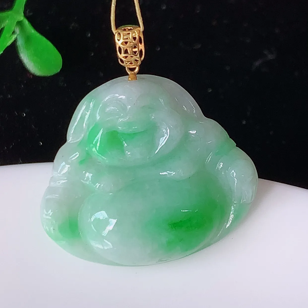 18k金镶嵌飘绿翡翠佛公吊坠，沁人心脾，精致典雅的设计，为佩戴者，增添色彩，送礼自留都是佳品选择！#35.22