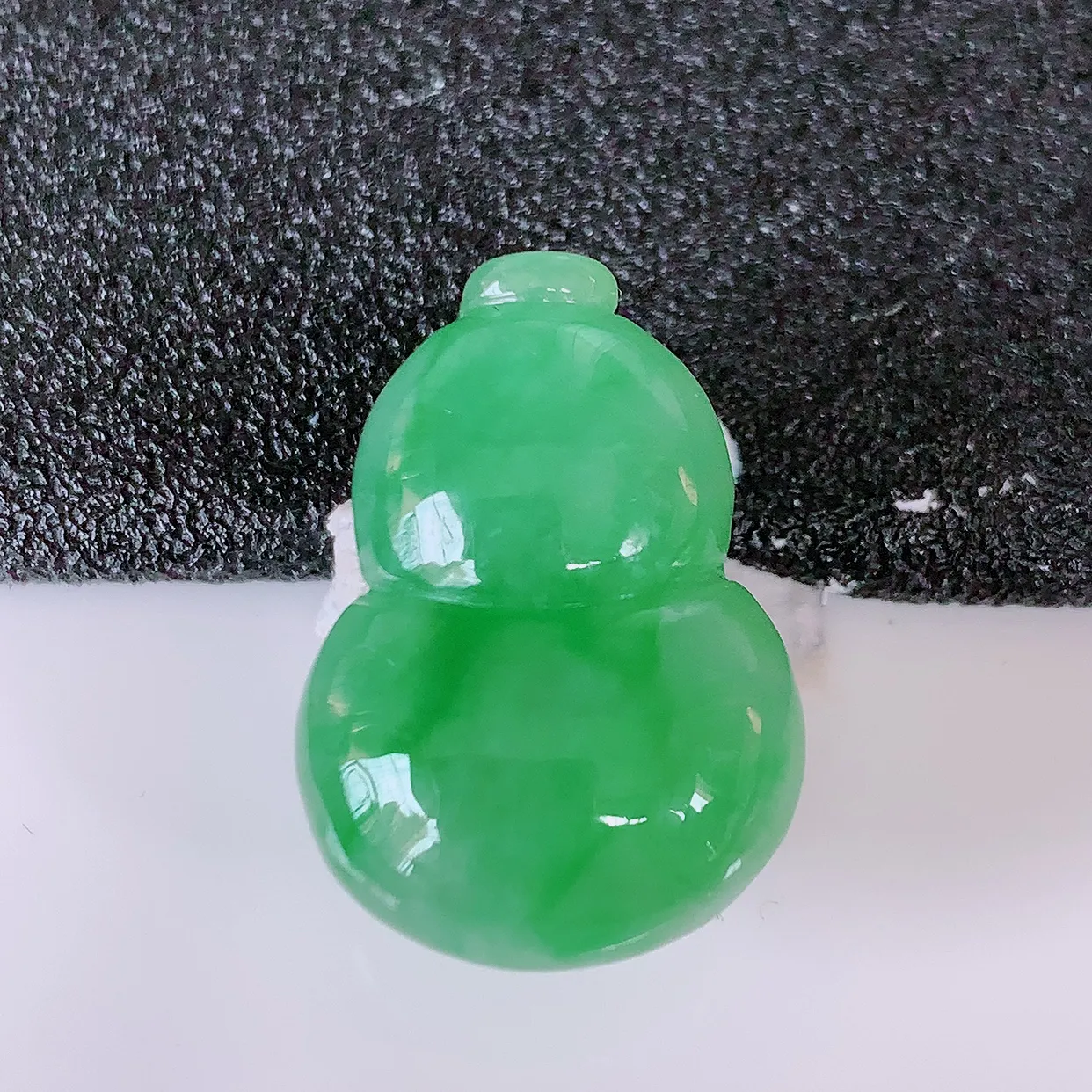 自然光实拍，冰润飘绿翡翠葫芦蛋面，种老水足，雕工精湛 ，寓意美好，镶嵌更靓， 佩戴时尚出众！#05.20