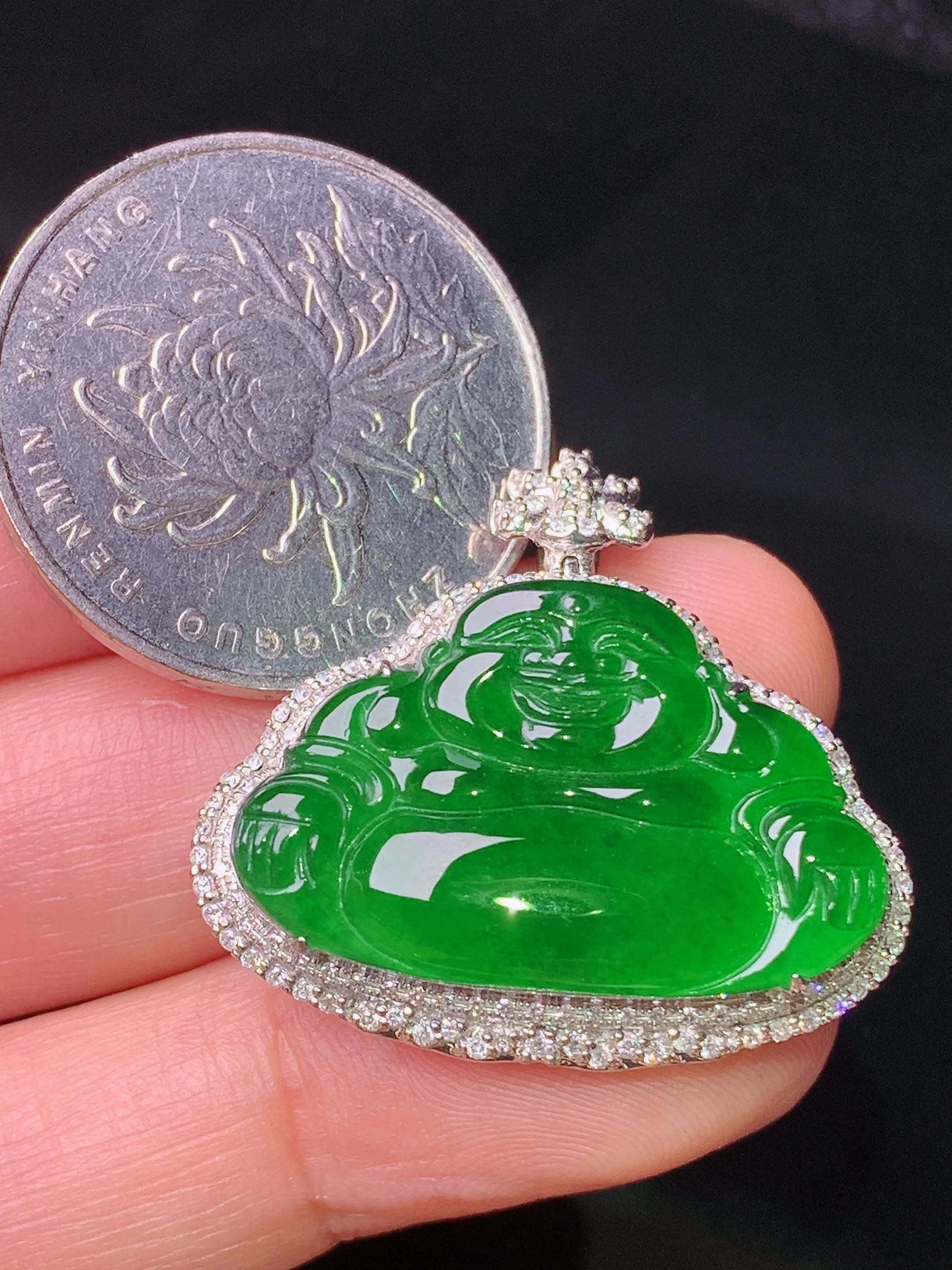 18k金钻镶嵌满绿佛公吊坠 玉质细腻 色泽清新艳丽 整体尺寸27*29.3*8.3