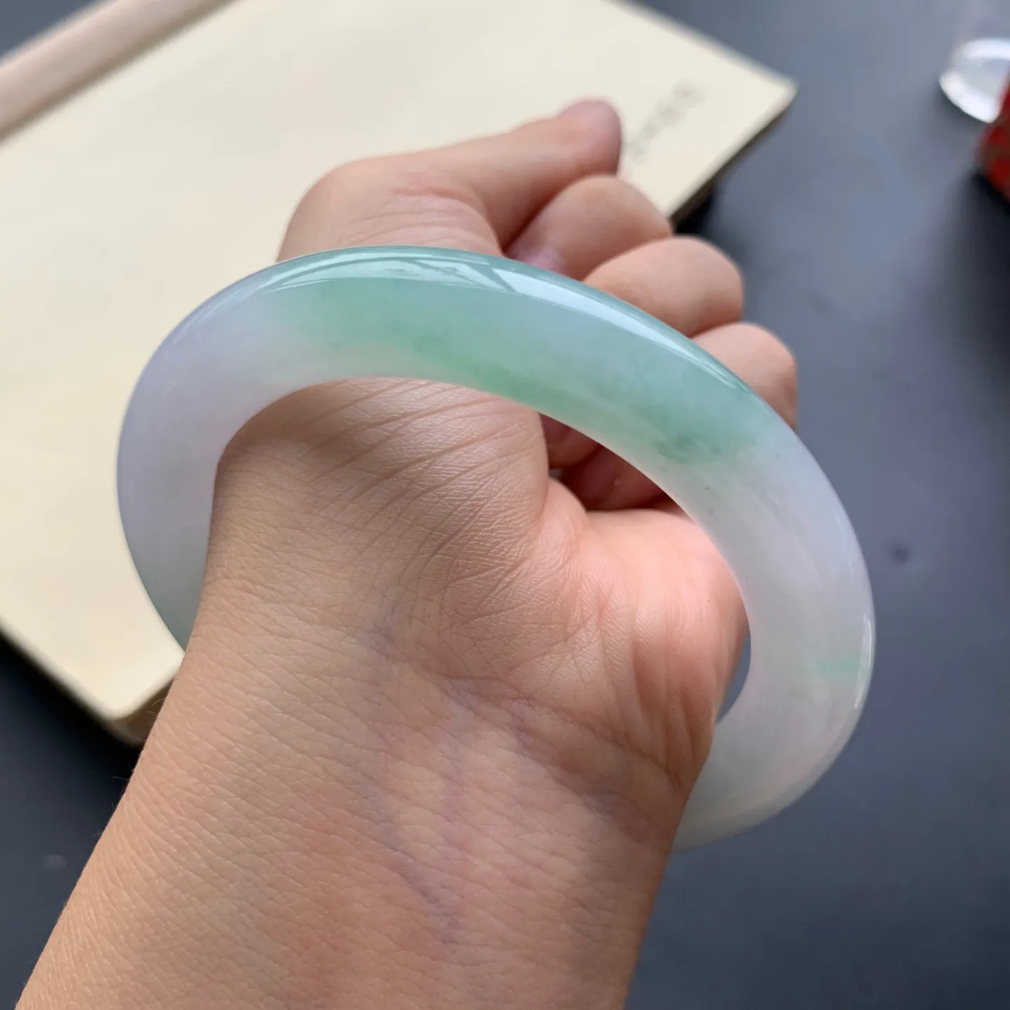 57圈口飘绿圆条手镯 尺寸：57-10.2-10.8，无纹裂，细腻釉洁，色泽靓丽