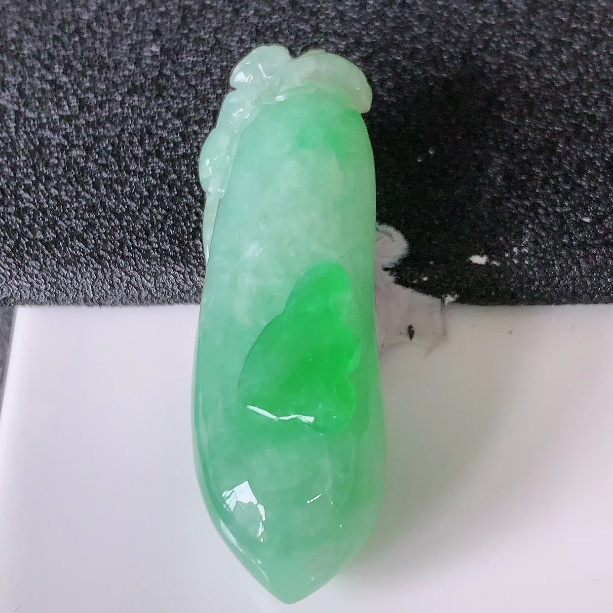 自然光实拍，水润飘绿翡翠招财福瓜吊坠，精美饱满福瓜，种水足，形态圆润饱满，福相十足 ！#05.22