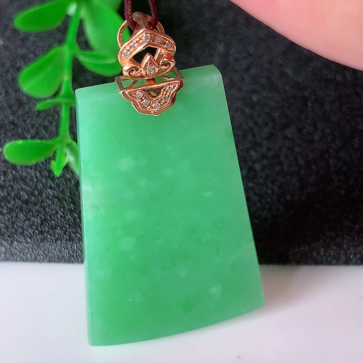 自然光实拍，18K金镶嵌水润满绿翡翠平安无事牌吊坠，翡翠无事牌，平平安安，无事牌翠色灵动，佩戴平安时