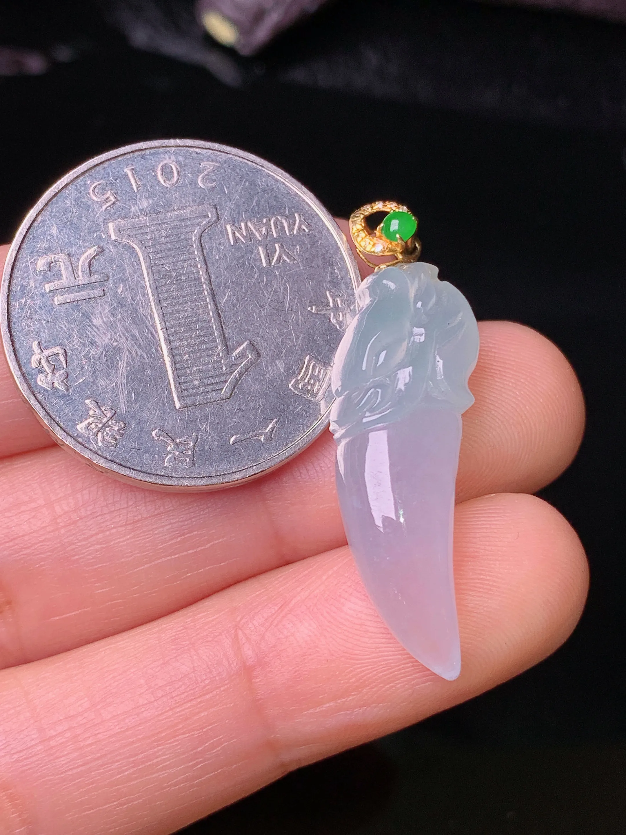 18k金镶嵌冰种狼牙吊坠 玉质细腻 色泽清新艳丽 整体尺寸32.7*9.2*7.5