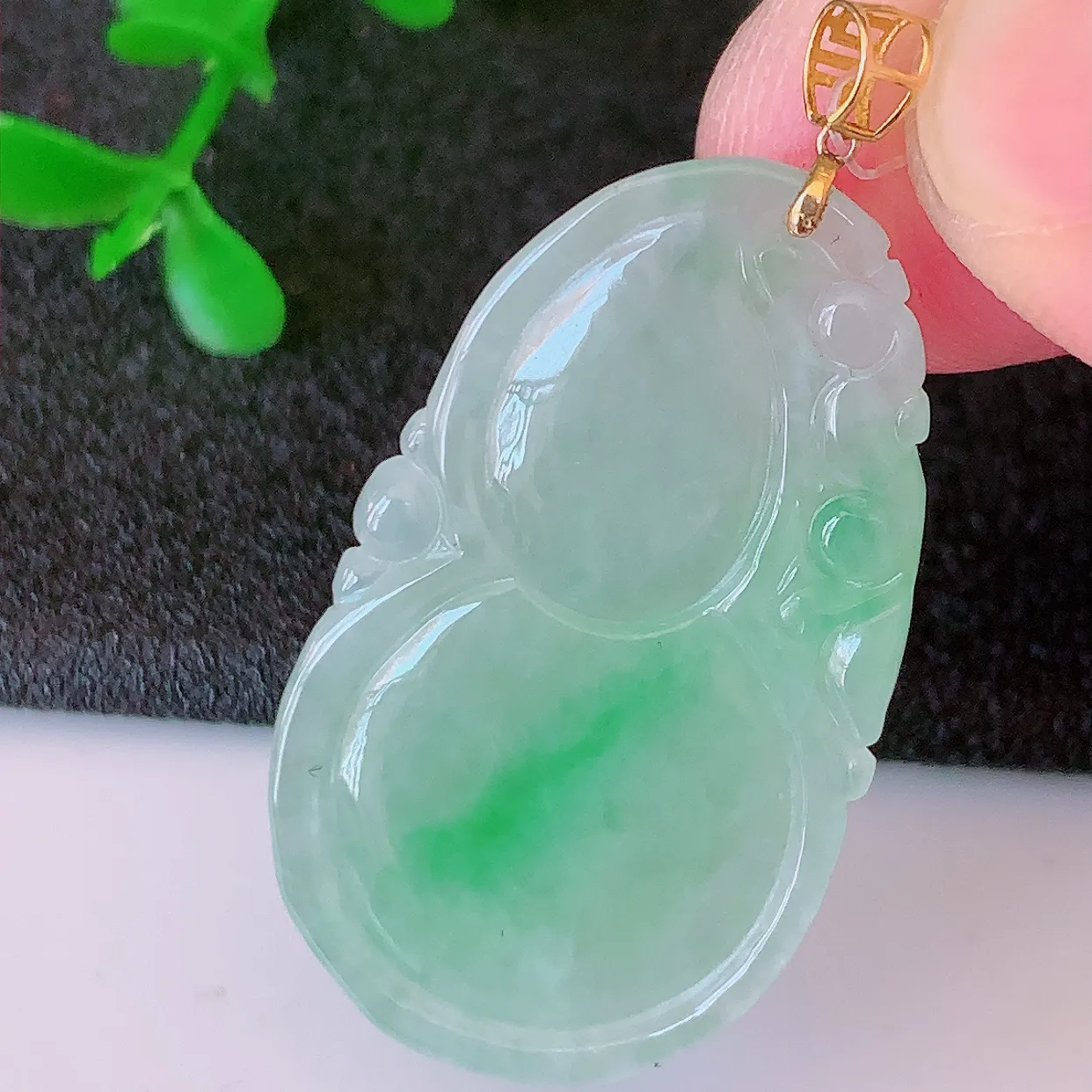 18K金镶嵌冰飘绿翡翠葫芦吊坠，葫芦寓意福禄双全，财源滚滚， 佩戴效果优雅迷人！#49.20整体38.5裸裸33*19*5.6