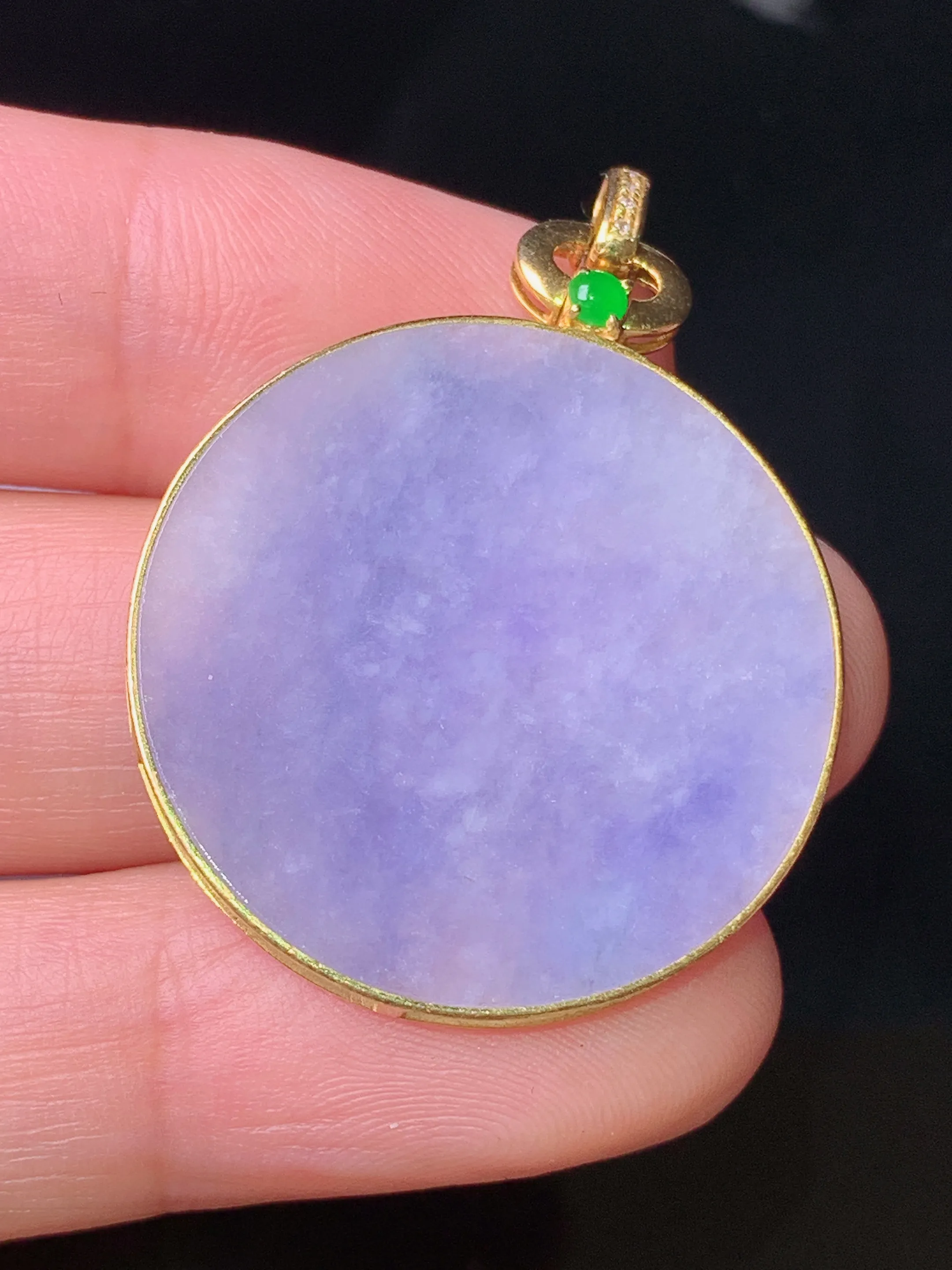 18k金镶嵌紫罗兰圆牌吊坠 玉质细腻 色泽清新艳丽 整体尺寸36.5*27*2.5