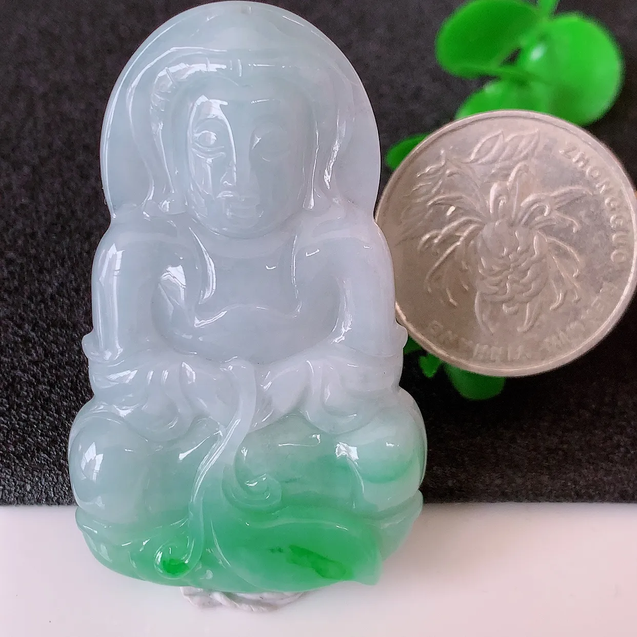 自然光实拍，冰润飘绿翡翠观音菩萨吊坠，赐福观音，玉润通透，慈祥端庄！#46.22