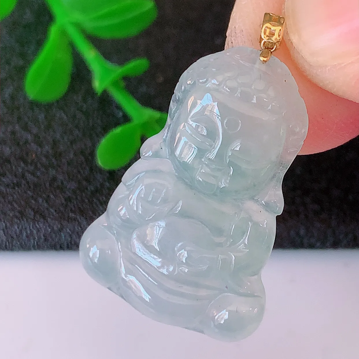 18K金镶嵌冰种翡翠保平安宝宝佛吊坠，种老水足，雕工精湛 ，寓意美好，佩戴时尚出众！#49.20