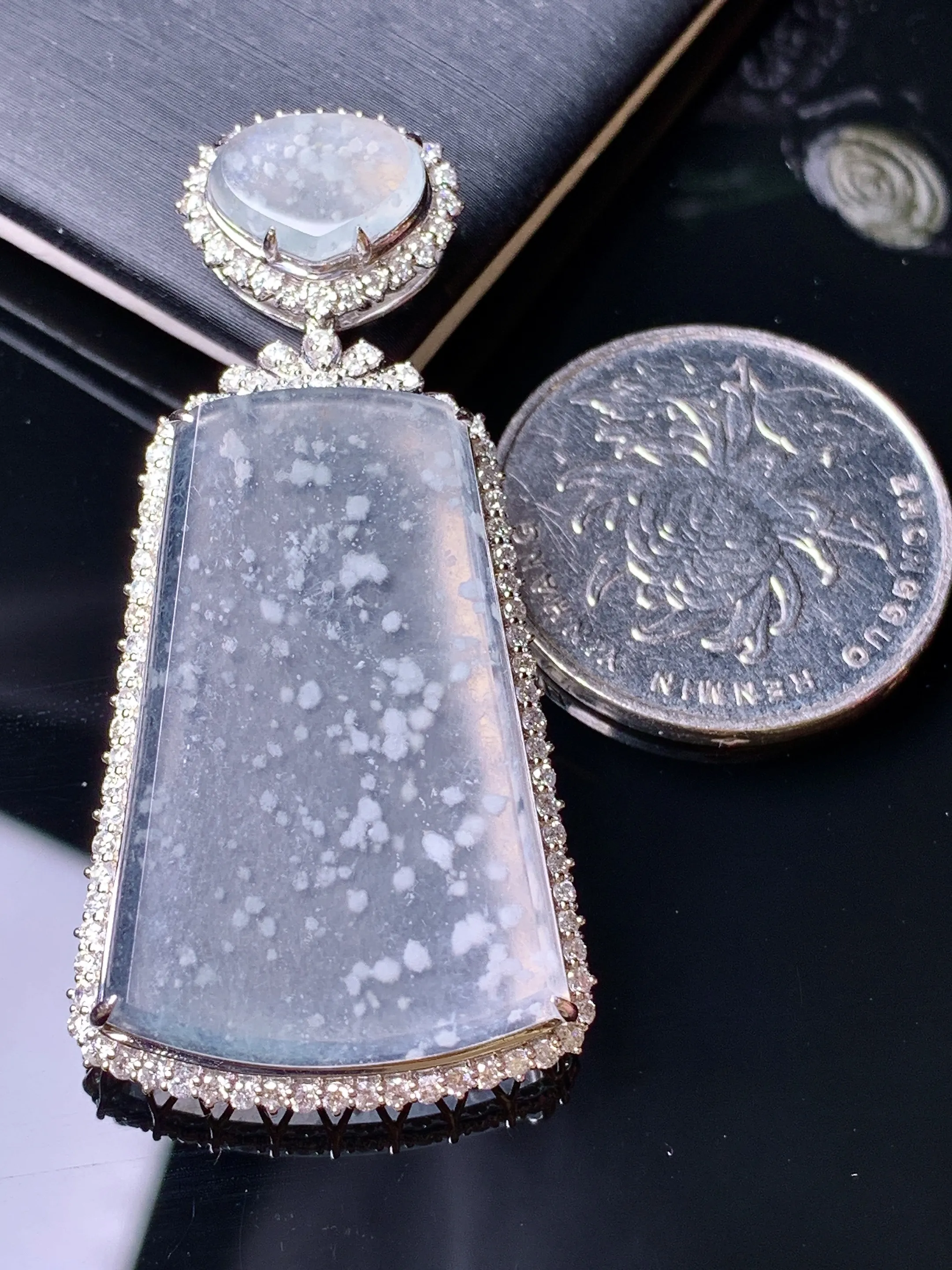 18k金钻镶嵌冰种木那料雪花棉无事牌吊坠 玉质细腻 色泽清新艳丽 整体尺寸50*24.2*8