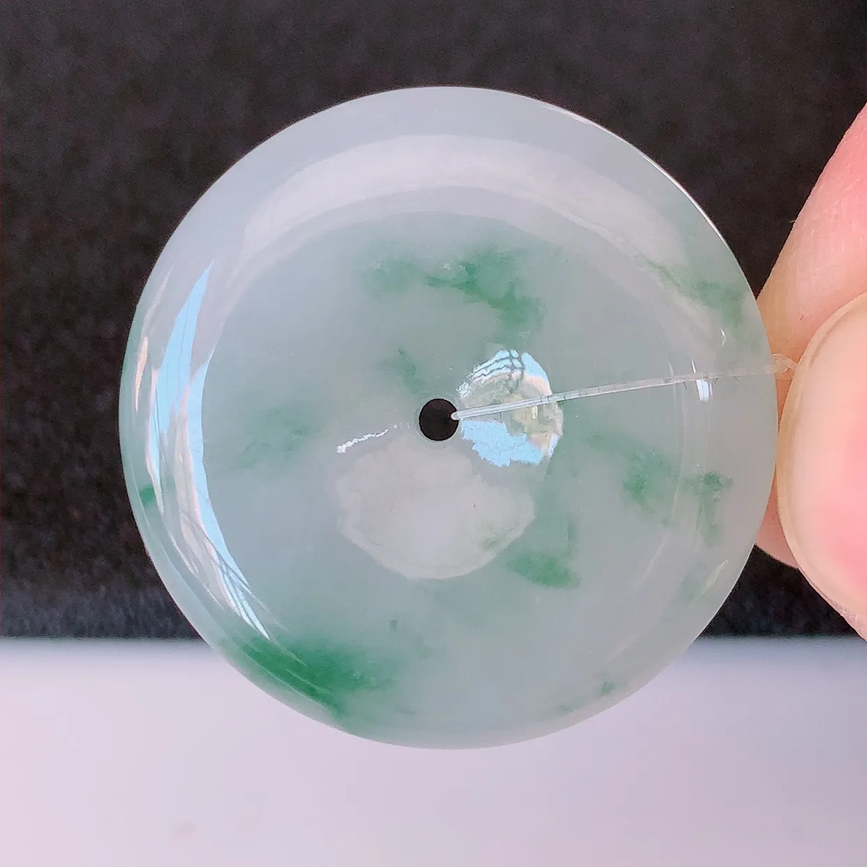 自然光实拍，冰胶飘花翡翠平安扣吊坠，翠色灵动，种老水足，寓意好，品相佳佩戴佳品！#49.20