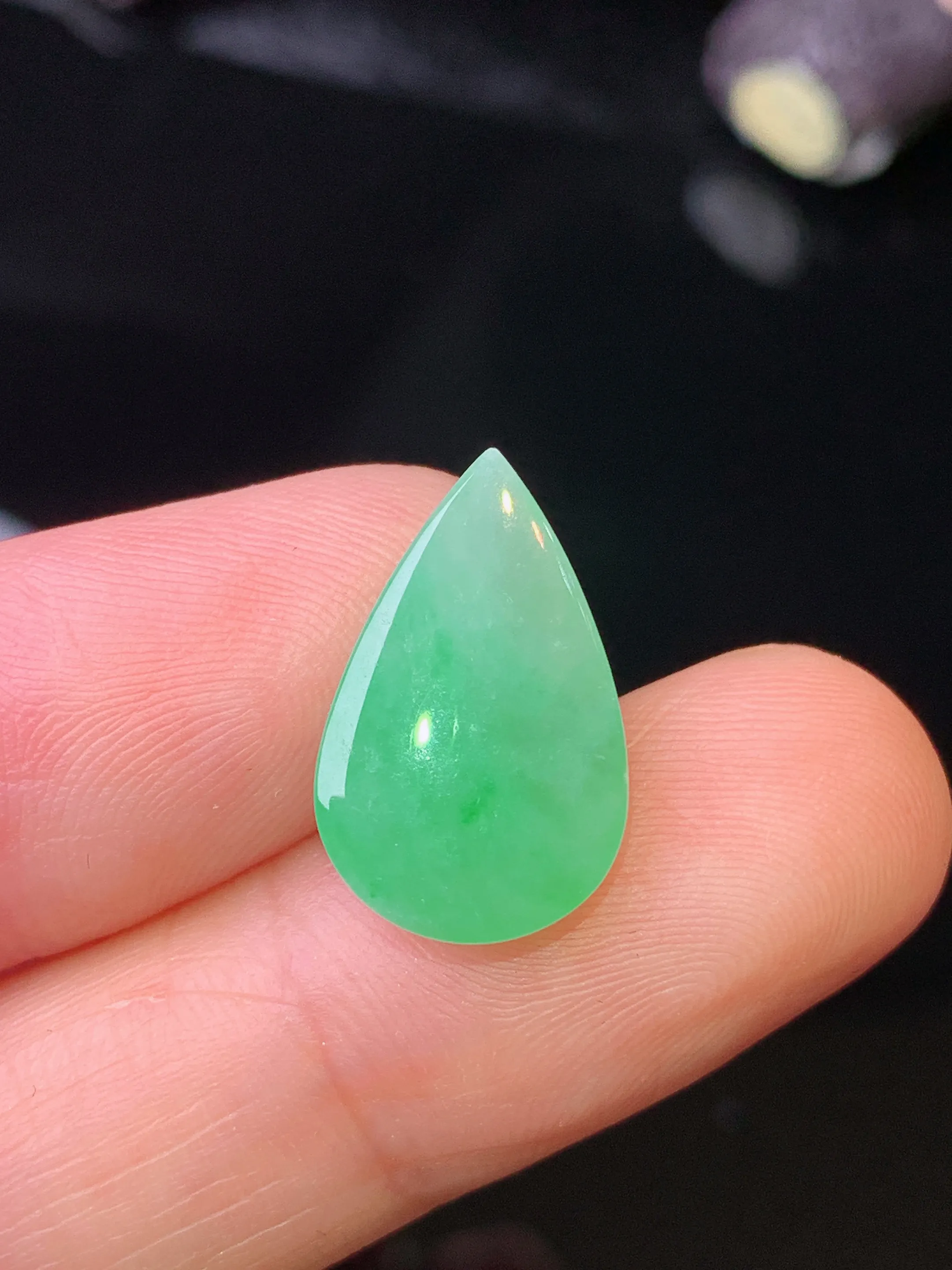 镶嵌款 翠绿水滴吊坠 玉质细腻 色泽清新艳丽 整体尺寸17.2*10.6*5.5