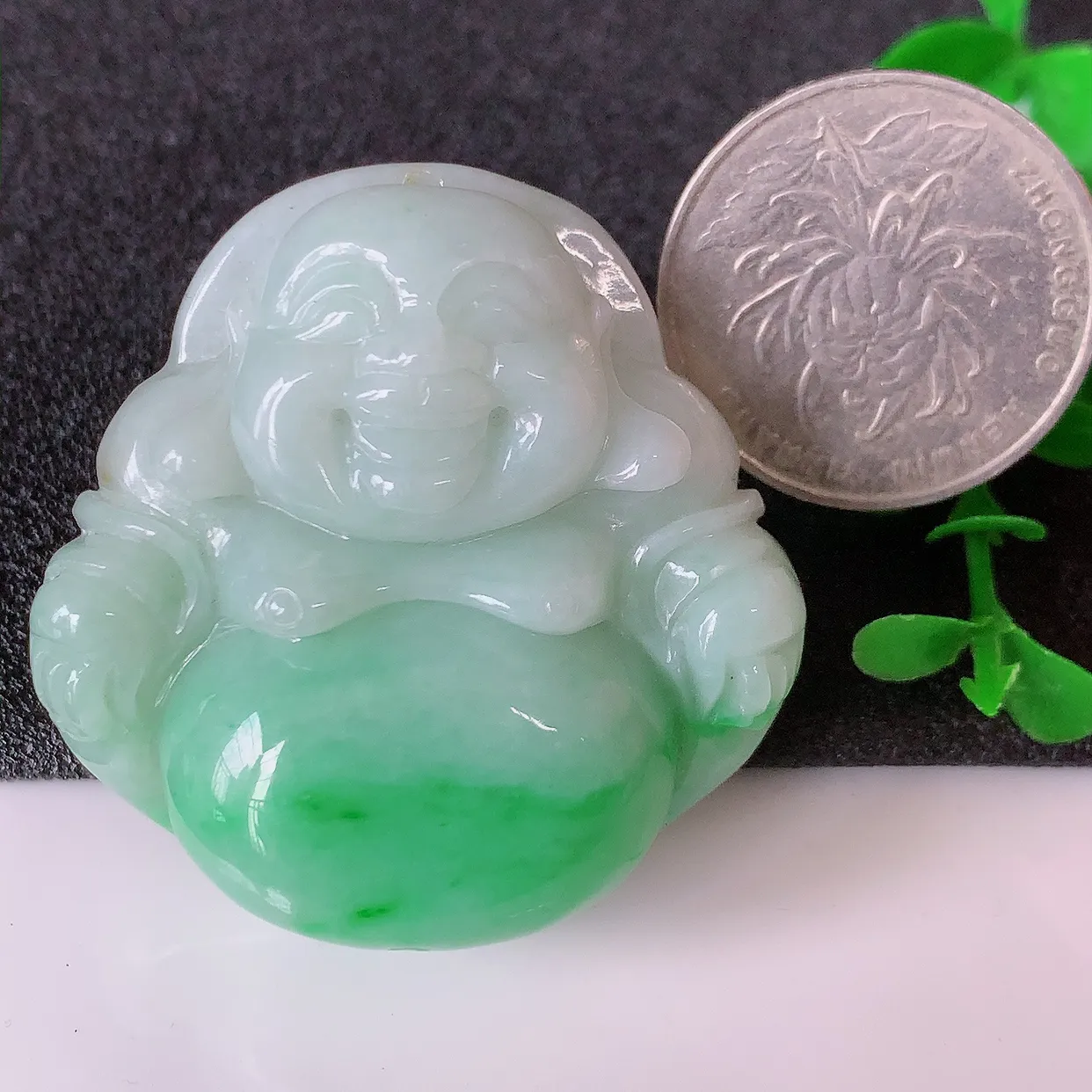 自然光实拍，大件厚装飘绿翡翠佛公吊坠，玉笑佛，饱满，开脸喜庆，配戴优雅迷人！#46.22