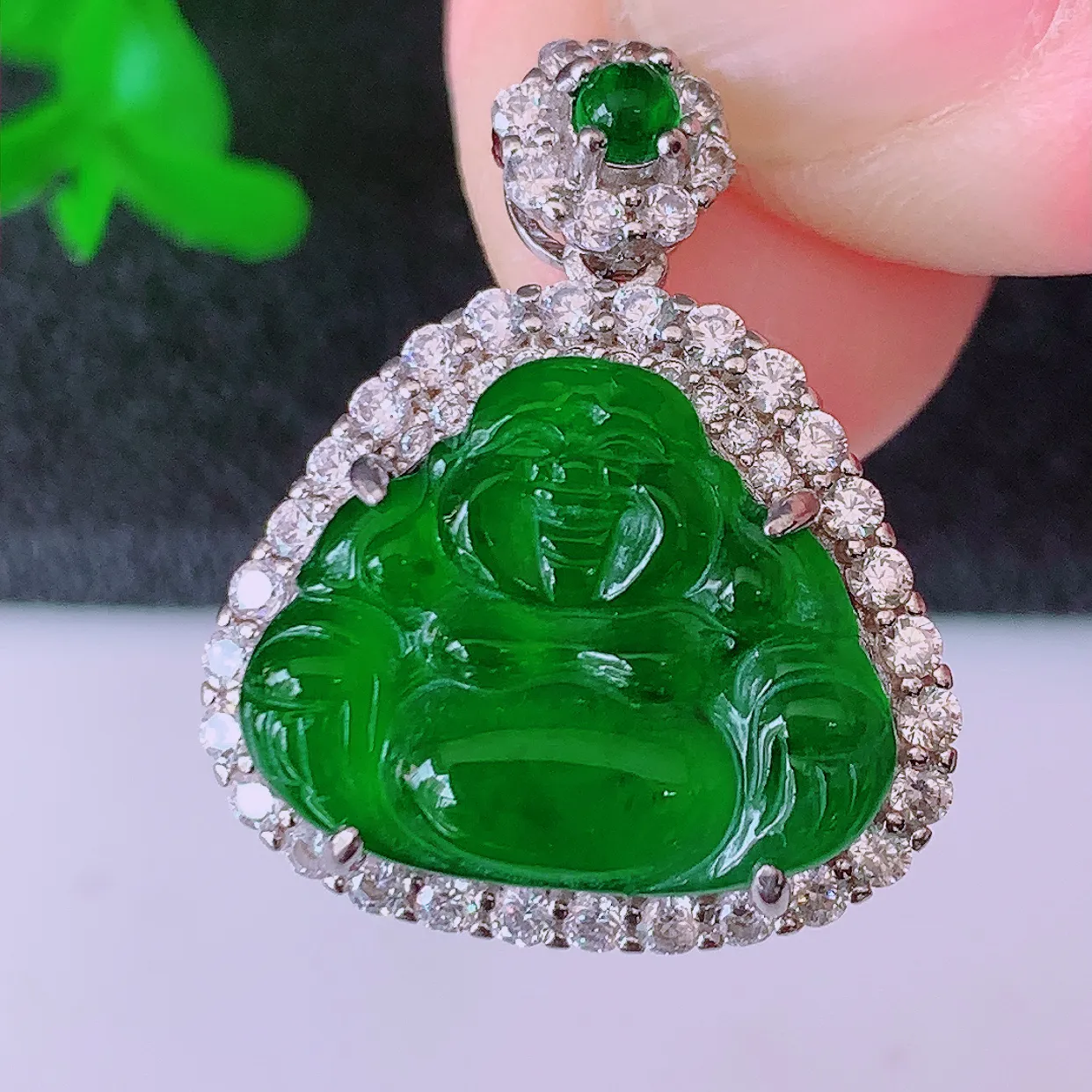 冰透满绿翡翠925银镶嵌佛公吊坠，自然光实拍，翠色灵动，颜色漂亮，种老水足，品相佳，佩戴佳品！#98.22整体24.5*20.5*9.2裸裸16.5*13