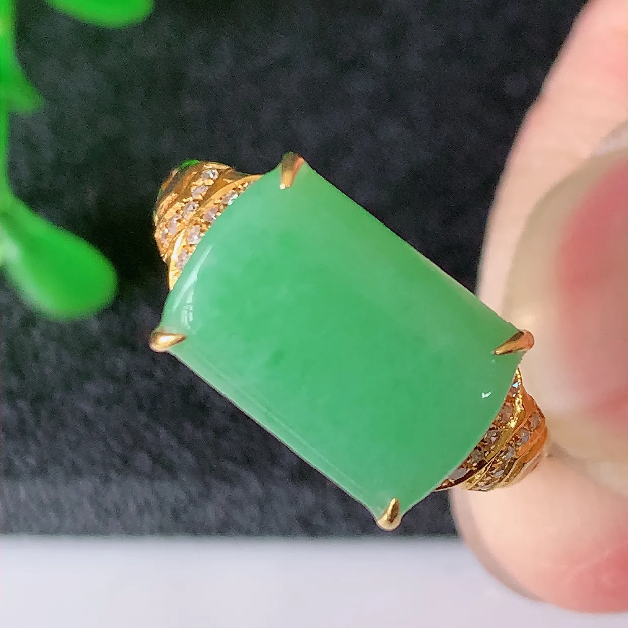 自然光实拍 18K金精工镶嵌翡翠满绿马鞍戒指，玉质细腻，翡翠色泽均匀，艳丽饱满，款式高贵大气，15圈口，上手亮眼，#83.22戒指整体17.5*22*5裸石12.5*8