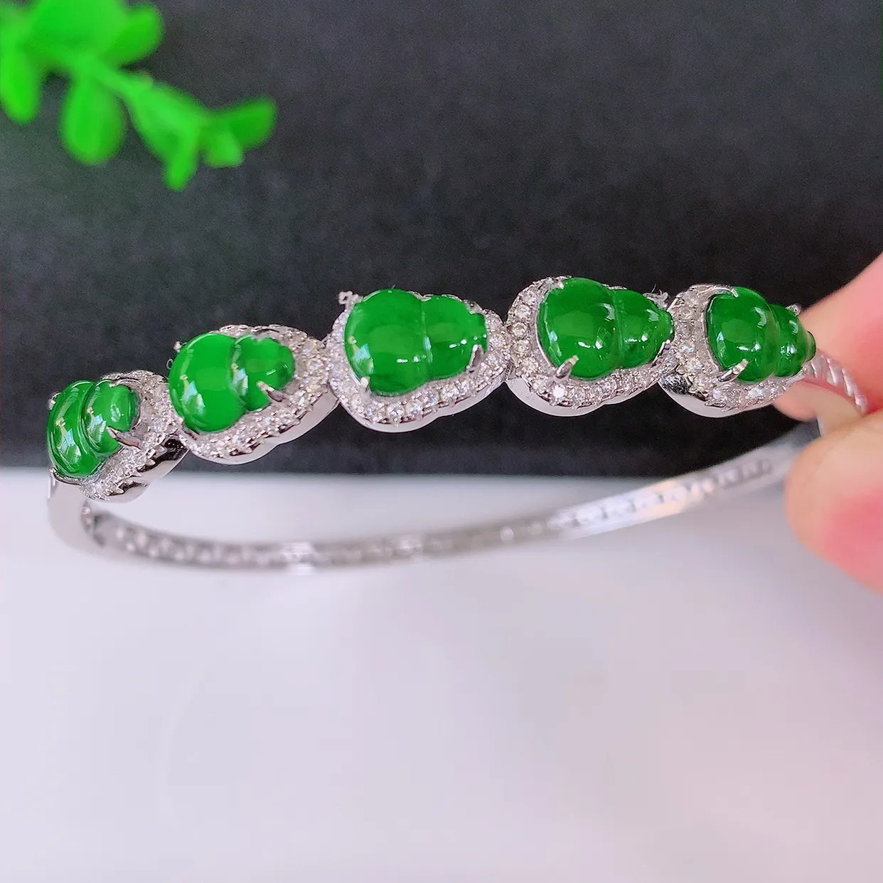 57圈口，冰透满绿翡翠925银镶嵌手镯，自然光实拍，翠色灵动，颜色漂亮，种老水足，品相佳，佩戴佳品！#97.20整体57-51-8.2-5.5 裸石7.8*5.8