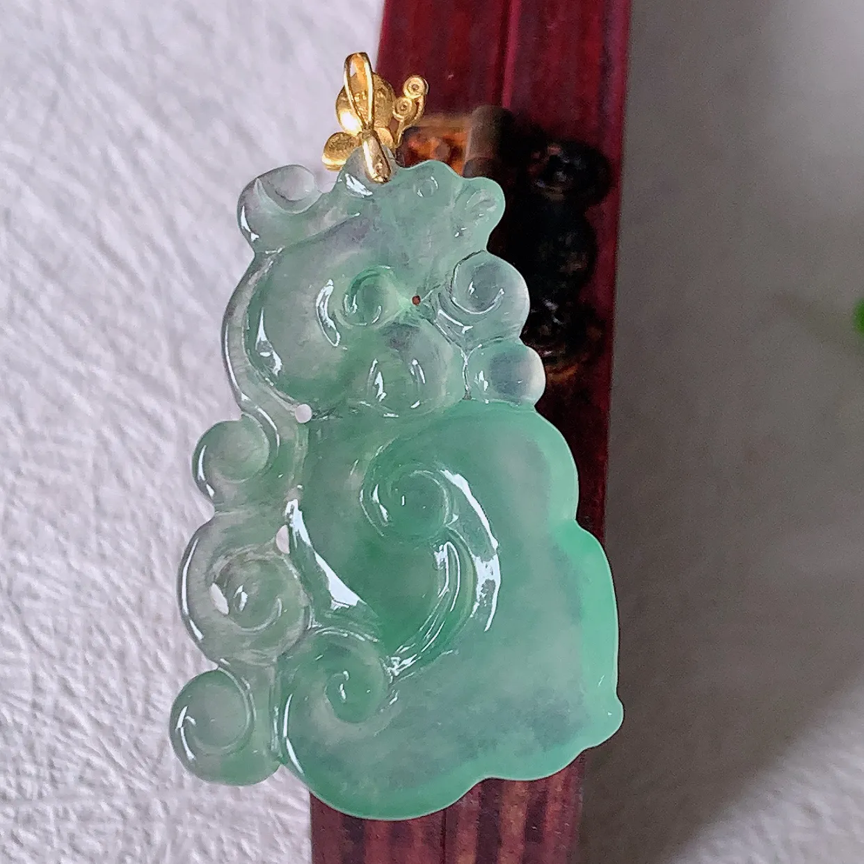 自然光实拍，18k金镶嵌冰种翡翠如意吊坠，寓意顺心如意，事事如意，吉祥如意，细腻饱满，色泽鲜艳，称心如意佩戴优雅时尚！#02.22整体35裸石30*20.5*4.2