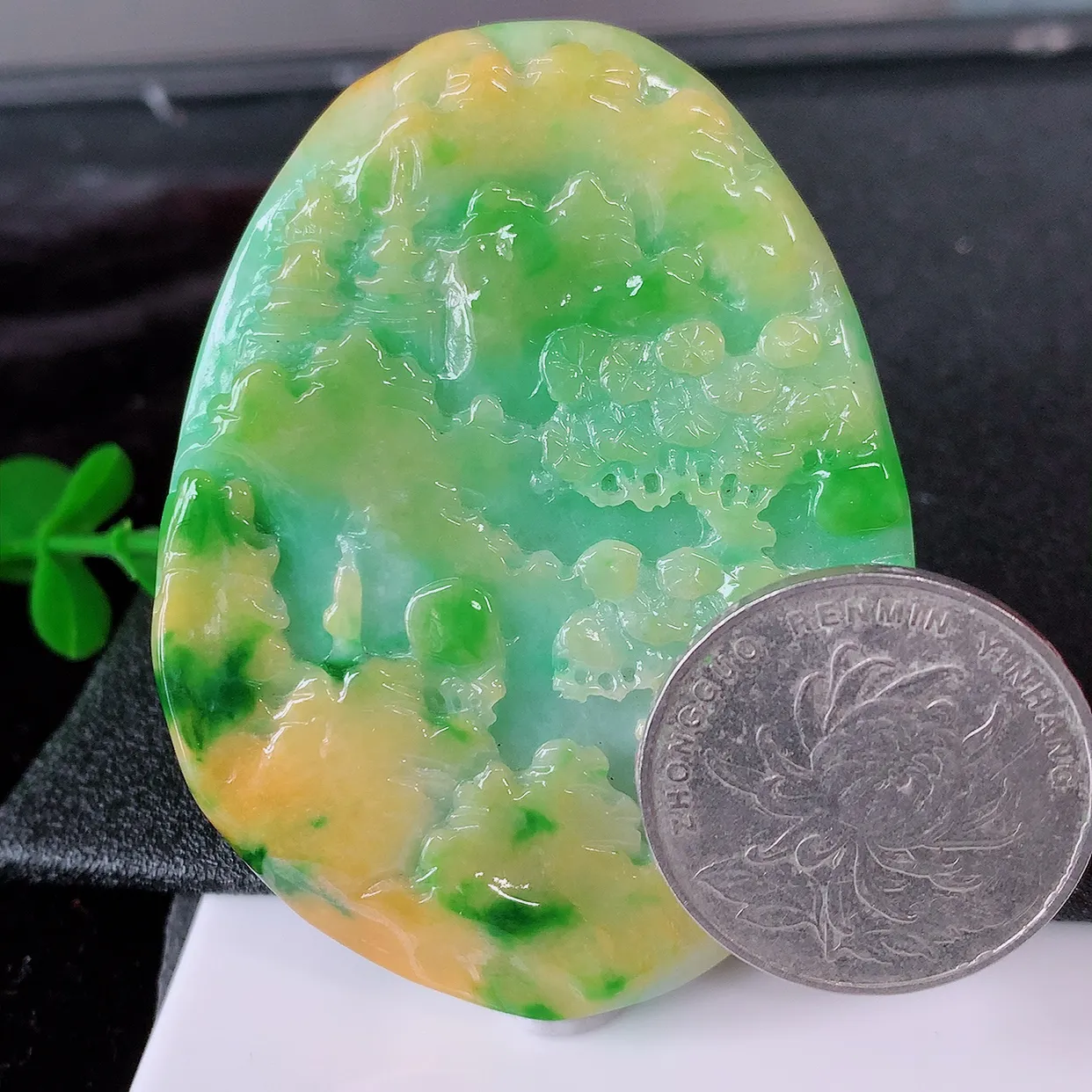 自然光实拍，特色黄加绿翡翠山水牌吊坠，翡翠山水牌，寓意“常青、背靠大山、水（财）长流、平安之意”生机盎然的翠意，一眼既心醉，雕工 精致，佩戴效果优雅迷人！#97.20