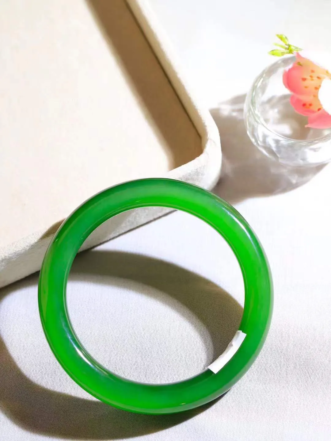 【诗情画意.手镯】

典藏级臻品️和田玉碧玉手镯   细腻油脂,手感润滑。意韵飘渺，温雅细腻，工艺精湛，️氤氲诗意的美跃然于手腕之间，给人以出尘的风雅，优美脱俗，气质非凡。重46.5克 内径56mm尺寸9.8-9.4mm  221102400A