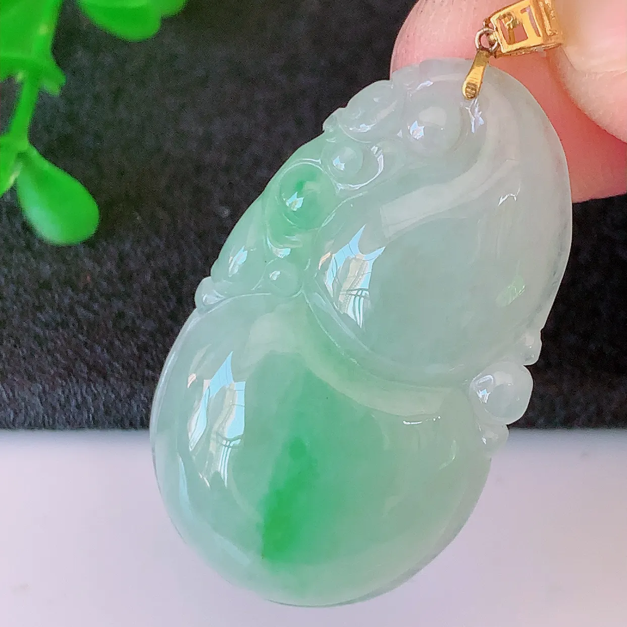 18K金镶嵌冰飘绿翡翠葫芦吊坠，葫芦寓意福禄双全，财源滚滚， 佩戴效果优雅迷人！#49.20整体38.5裸裸33*19*5.6