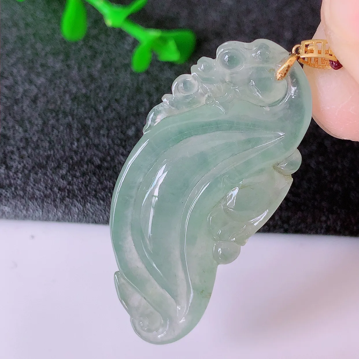 18K金镶嵌冰种翡翠招财福瓜吊坠，精美饱满福瓜，种水足，形态圆润饱满，福相十足 ！#41.22