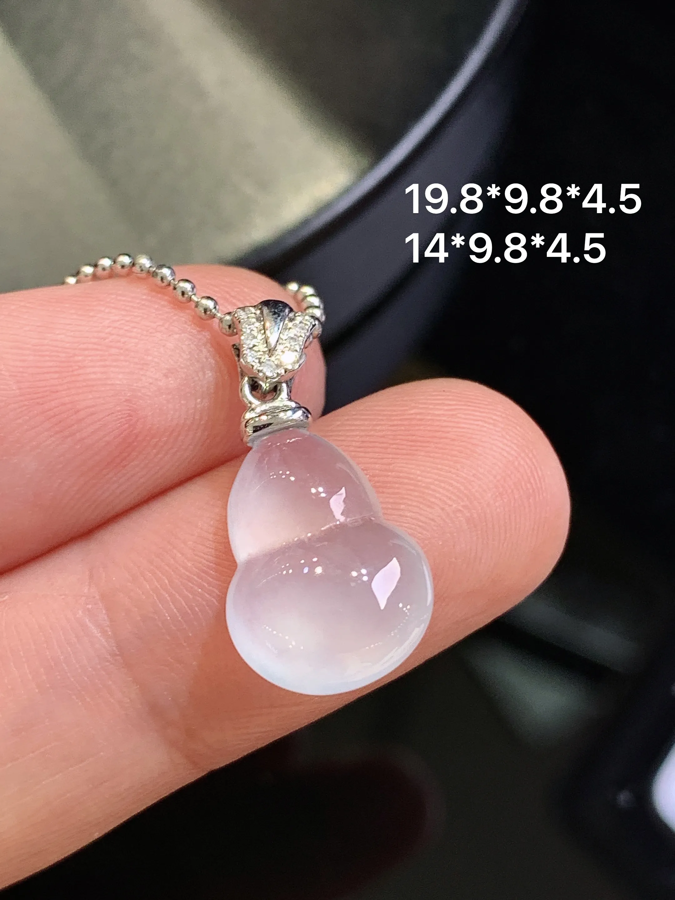 18k金钻镶嵌冰种葫芦吊坠 玉质细腻 色泽清新艳丽 整体尺寸19.8*9.8*4.5