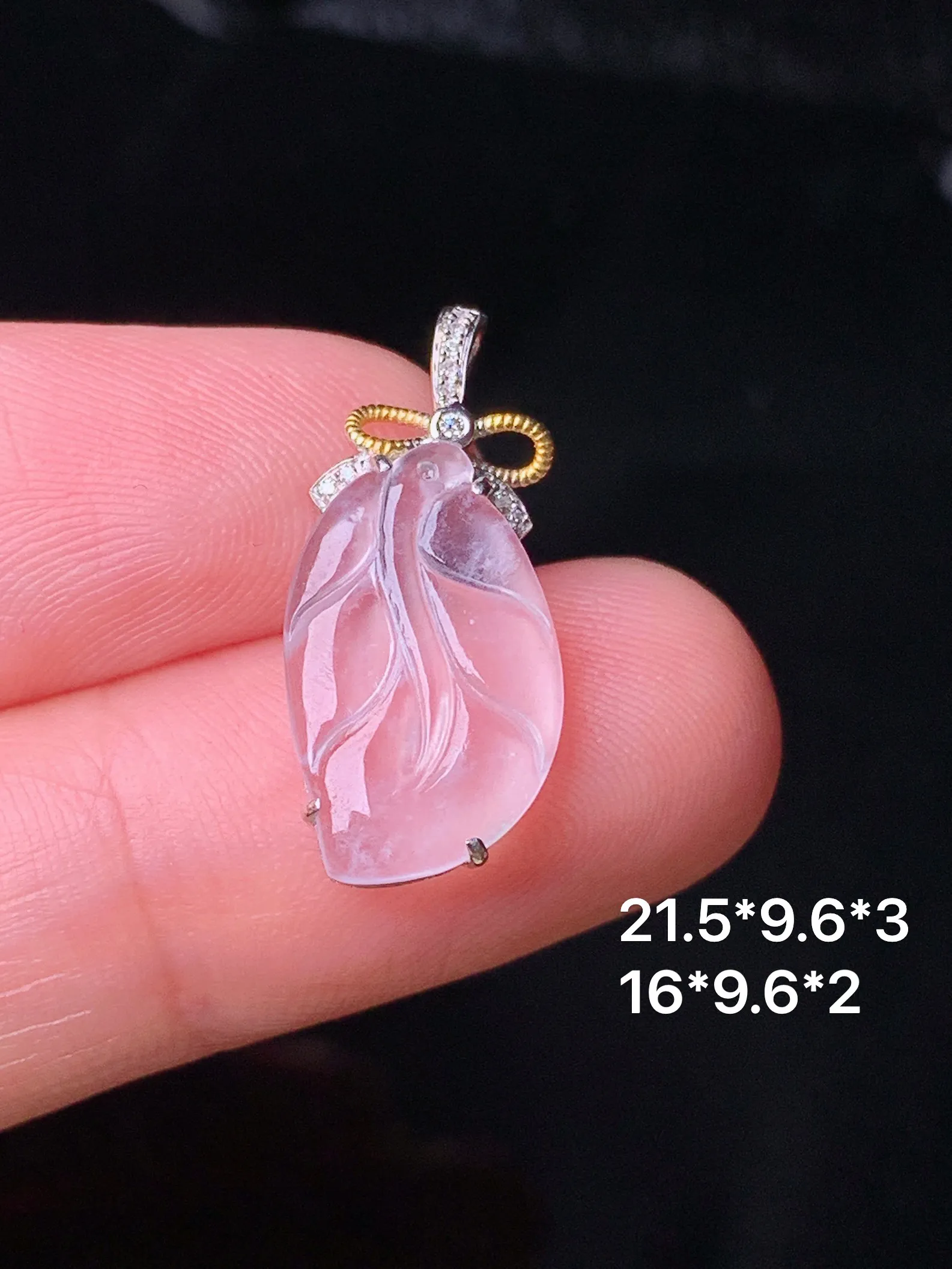 18k金钻镶嵌冰种树叶吊坠 玉质细腻 色泽清新艳丽 整体尺寸21.5*9.6*3