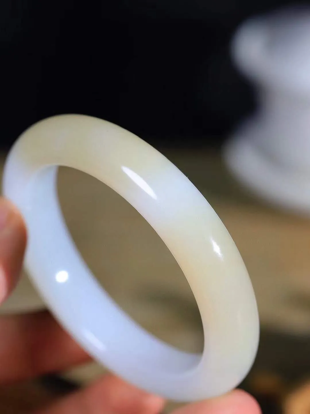 [温润如玉.手镯]

精品和田玉糖白玉手镯。玉质温润细腻 油性十足 手感舒适，高华雅逸，线条流畅，简约大气，美自天成，素雅高贵。佩戴于腕间，婉约之美，举手投足间透出那份低调奢华。重64.5克 内径56mm尺寸12.9-10.2mm 781152414A