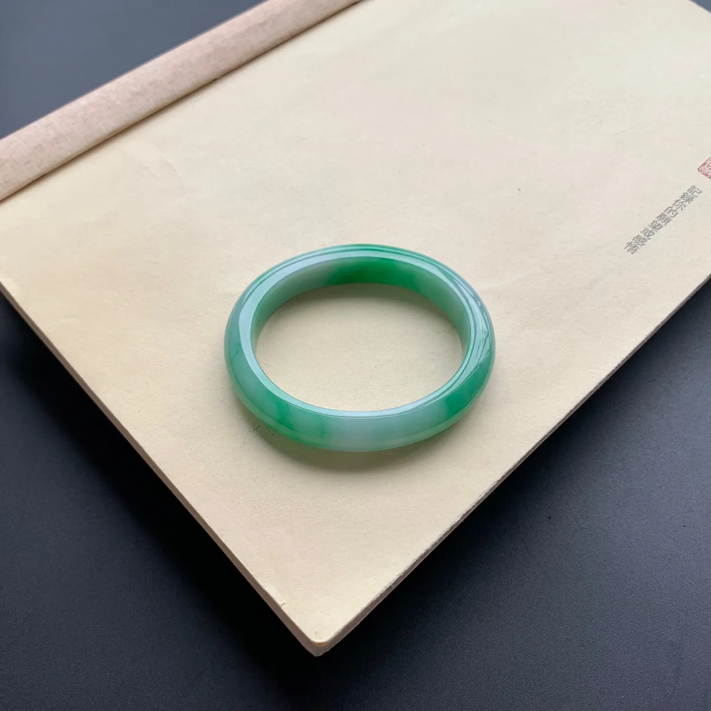 54.2圈口辣绿贵妃手镯 尺寸：54.2-45.3-11.2-7.5，无纹裂，细腻光滑，色辣靓丽