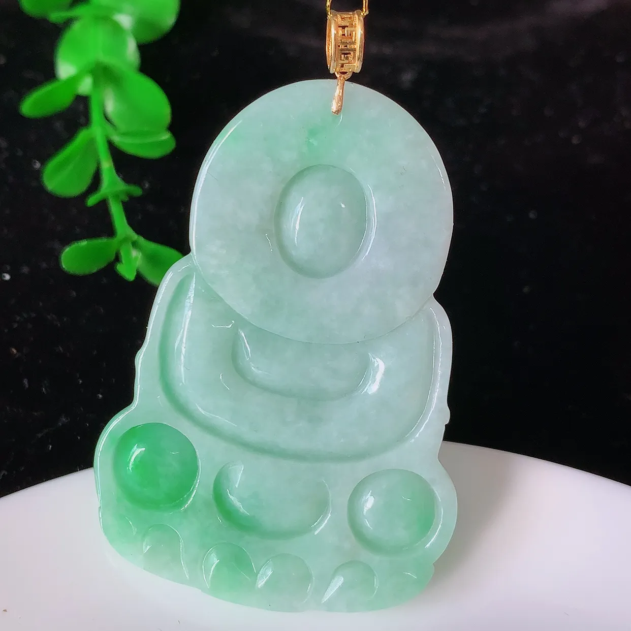18K金镶嵌冰润飘绿翡翠观音菩萨吊坠，赐福翡翠观音，观音面相端庄，品相佳，佩戴气质！#35.22
