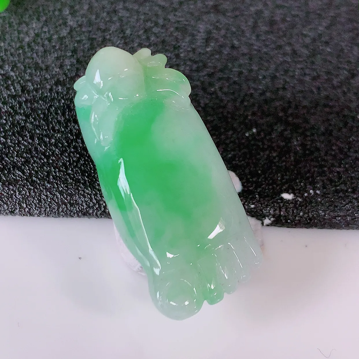 自然光实拍，冰润飘绿翡翠知足常乐吊坠，翠色灵动，种老水足，寓意好，品相佳， 佩戴佳品！#87.20