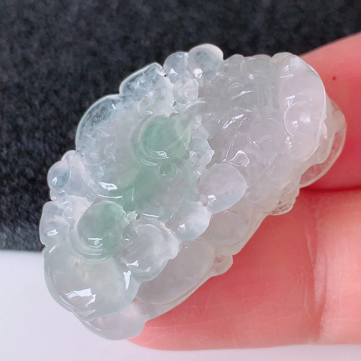 自然光实拍，冰种翡翠招财貔貅吊坠，民间有“一摸貔貅运程旺盛，再摸貔貅财运滚滚，三摸貔貅平步青云 ”的美好祝愿。#01.22