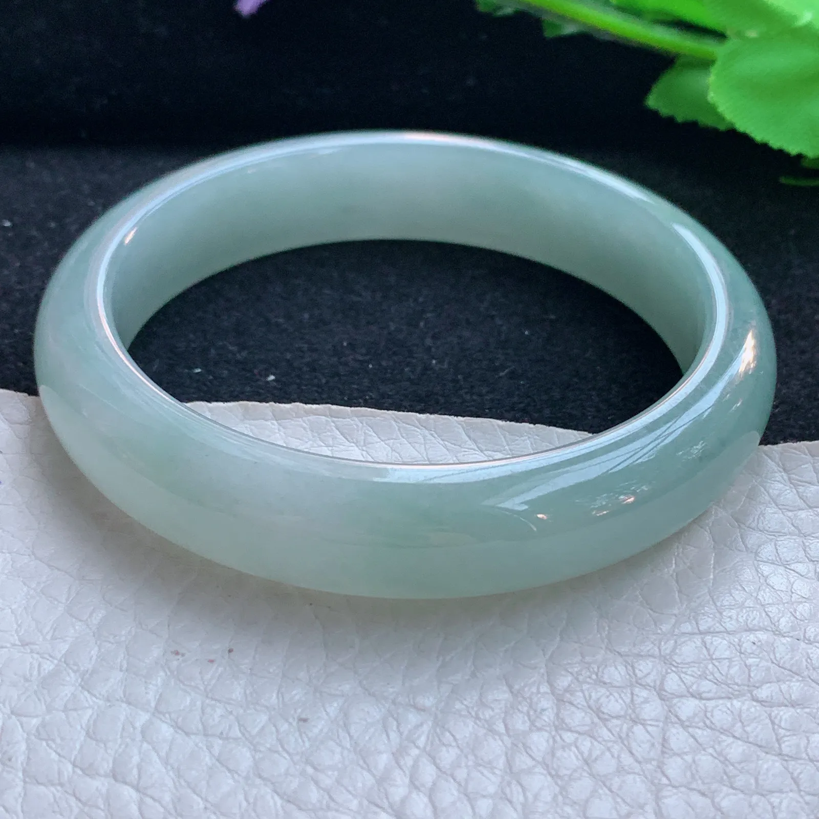 js自然光57.5*12.5*7.5平安镯 天然缅甸翡翠a货浅绿冰润宽边玉手环