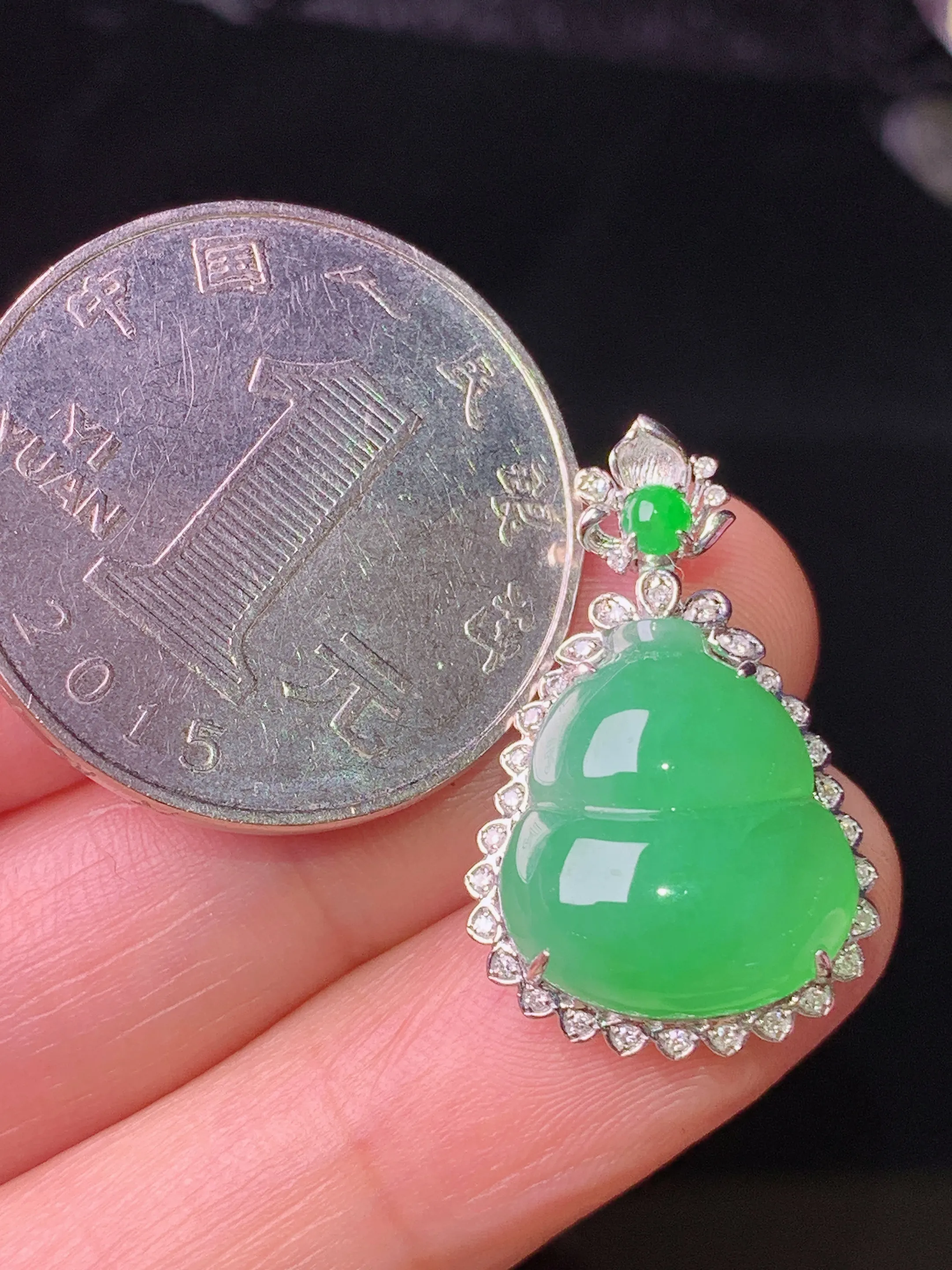 18k金钻镶嵌翠绿葫芦吊坠 玉质细腻 色泽清新艳丽 整体尺寸24.5*15.5*7.3