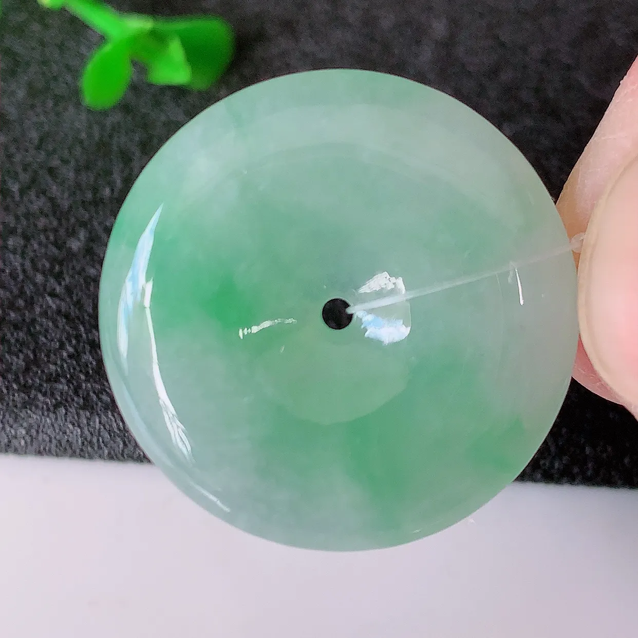 自然光实拍，冰飘绿翡翠平安扣吊坠，玉扣，平安是福；很美的料子，平安扣佩戴优雅迷人！#49.22