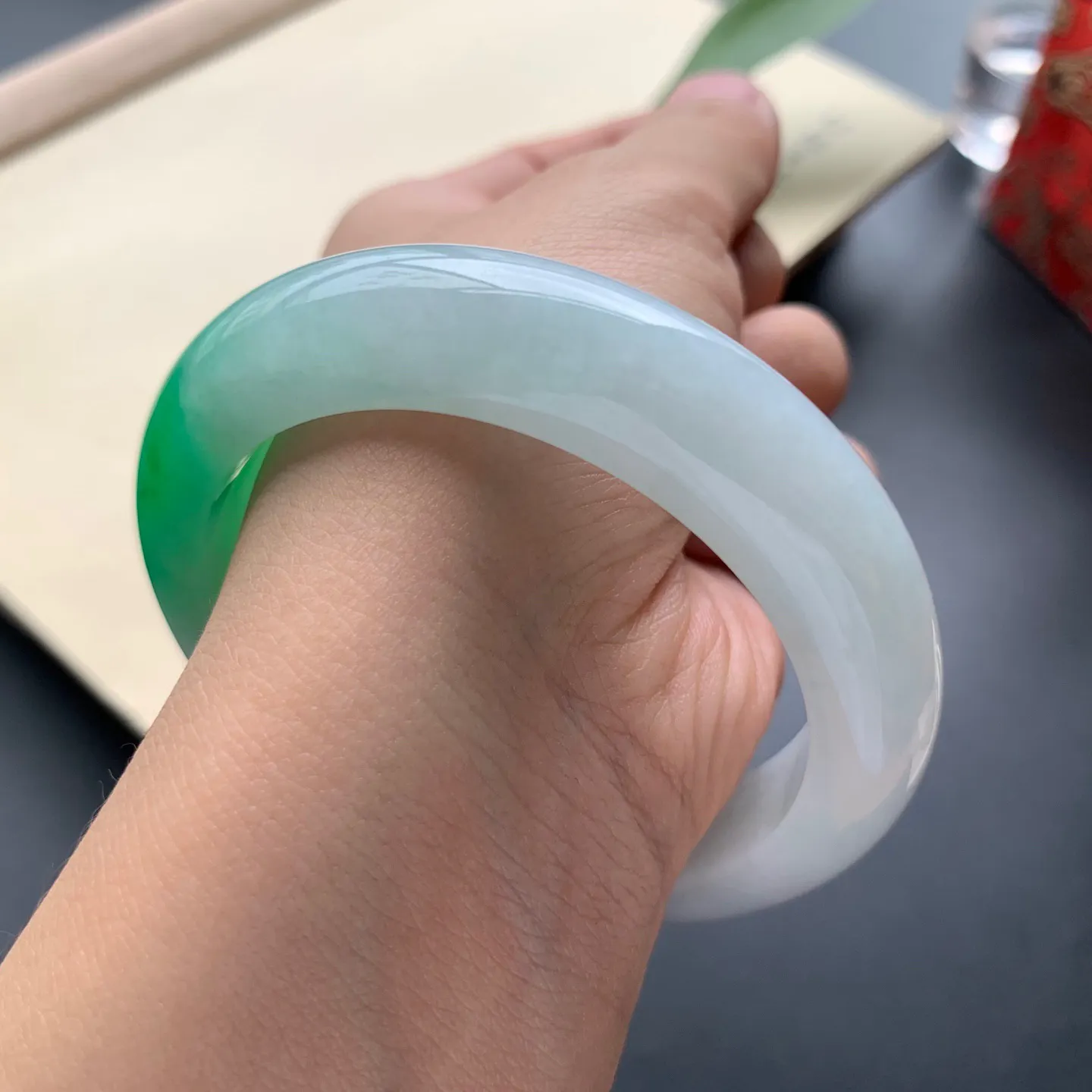 54.8圈口飘阳绿正圈手镯 尺寸：54.8-13-9，无纹裂，细腻光滑，优美迷人