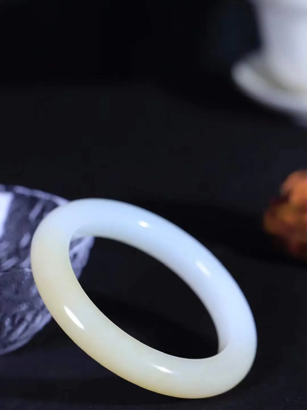 【情有独钟.手镯】

精品和田玉糖白玉手镯 玉质温润细腻 油性十足 手感舒适，高华雅逸，线条流畅，简约大气，美自天成，素雅高贵。佩戴于腕间，婉约之美，举手投足间透出那低调奢华。重61克 内径56.5mm 尺寸11.3-10.5mm   FDA-791142451