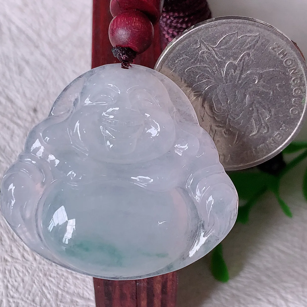 自然光实拍，冰种飘花翡翠佛公吊坠，笑口常开，佛公在心中，一生平安幸福，冰透，佛公翠色迷人，佩戴佳品！#46.22