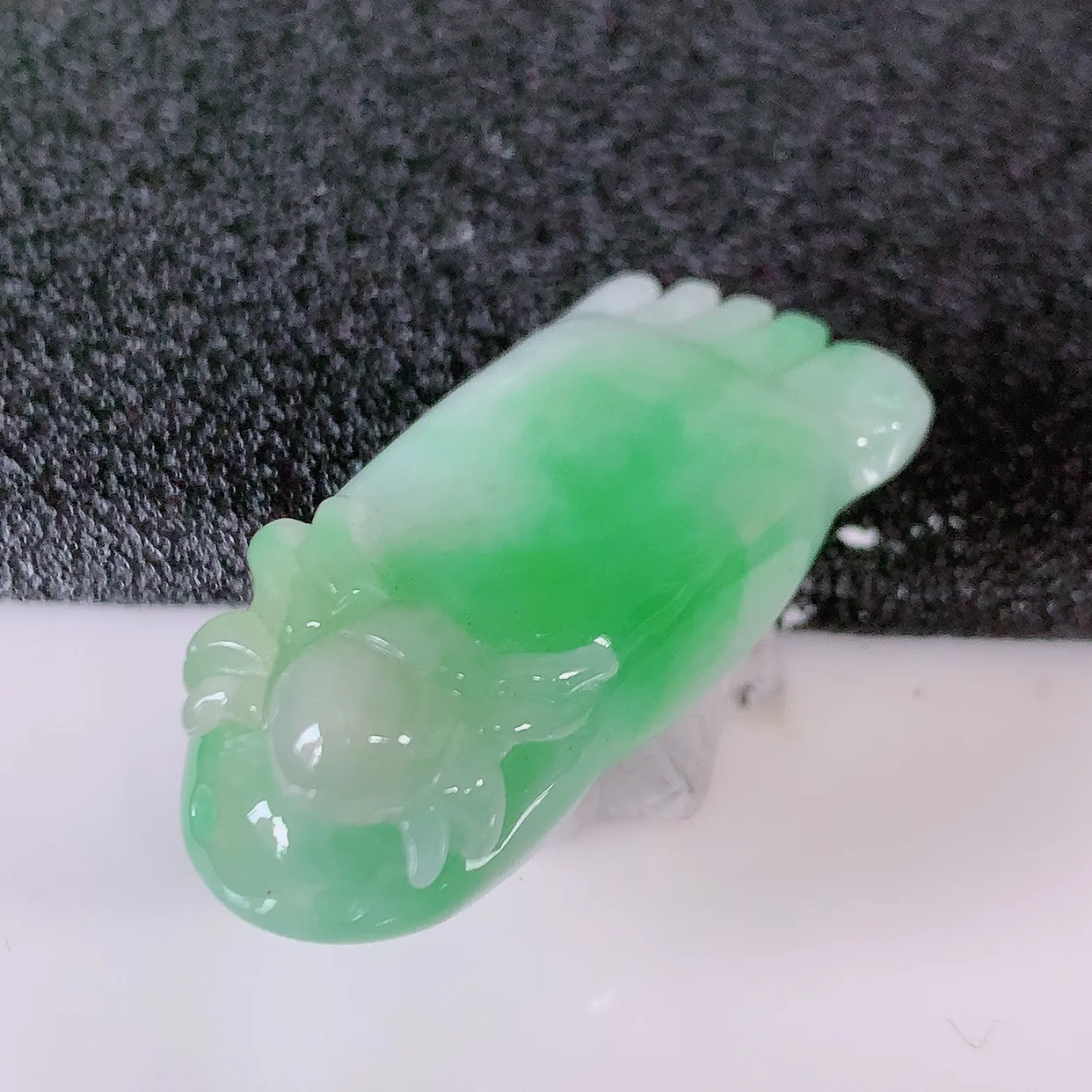 自然光实拍，冰润飘绿翡翠知足常乐吊坠，翠色灵动，种老水足，寓意好，品相佳， 佩戴佳品！#87.20