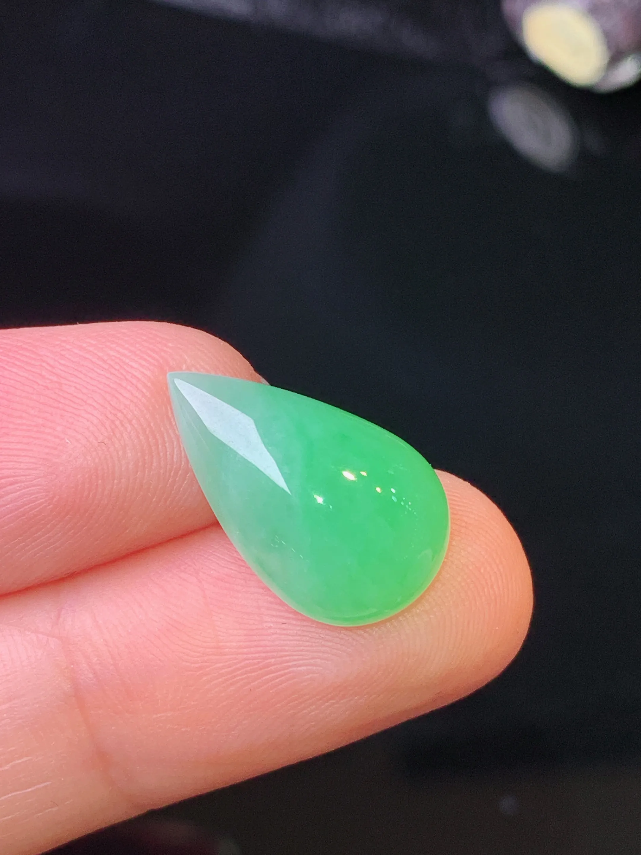 镶嵌款 翠绿水滴吊坠 玉质细腻 色泽清新艳丽 整体尺寸17.2*10.6*5.5