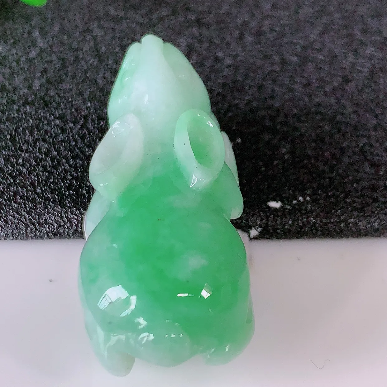 自然光实拍，冰润飘绿翡翠生肖兔子吊坠，种老水足，雕工精湛 ，寓意美好， 佩戴时尚出众！#87.20