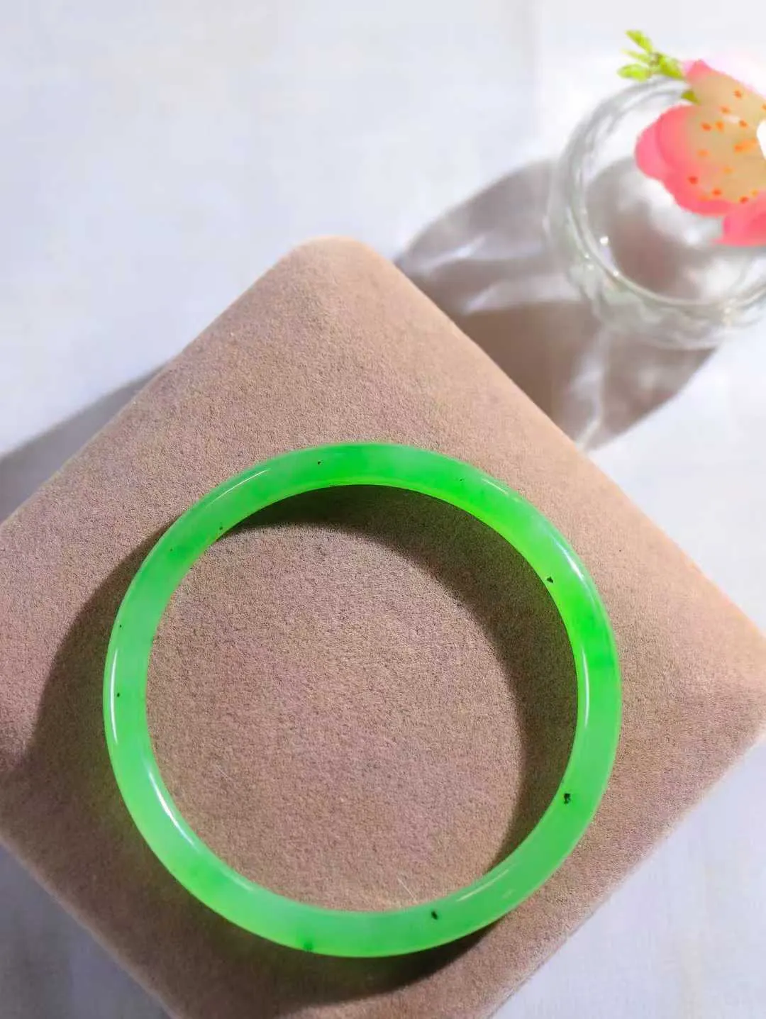 【碧色荡漾·手镯】

收藏级和田玉碧玉手镯，玉质细腻温润，手感舒适，️线条流畅，简约大气，美自天成，佩戴于腕间，婉约之美，举手投足间透出那份低调奢华，醉人心扉。重16克  内径圈口56.5mm  尺寸5.9-5.7mm  FDA-661101633