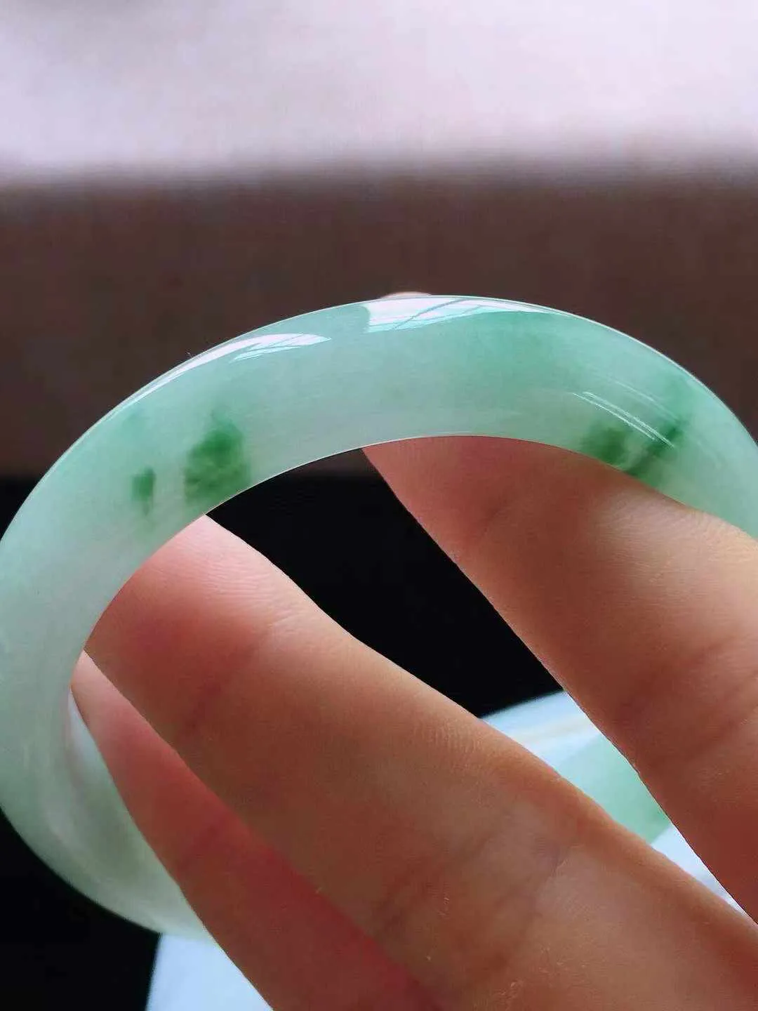 【翡翠名称】老种冰飘花53正圈口翡翠手镯
【翡翠尺寸】53*11.5*7mm适合52-54正圈口佩戴
【翡翠描述】缅甸天然翡翠A货，种老水足，玉质细腻，色泽靓丽，性价比高，佩戴效果好！