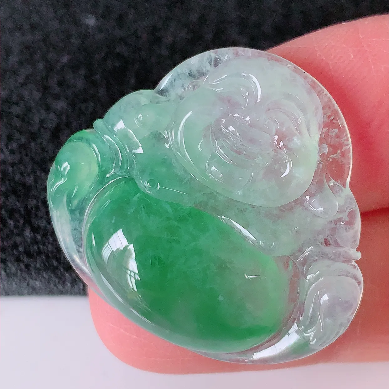 自然光实拍，冰种飘绿翡翠佛公吊坠，饱满， 佛公亦保平安，寓意有福（佛公）相伴，配戴优雅迷人！#02.22