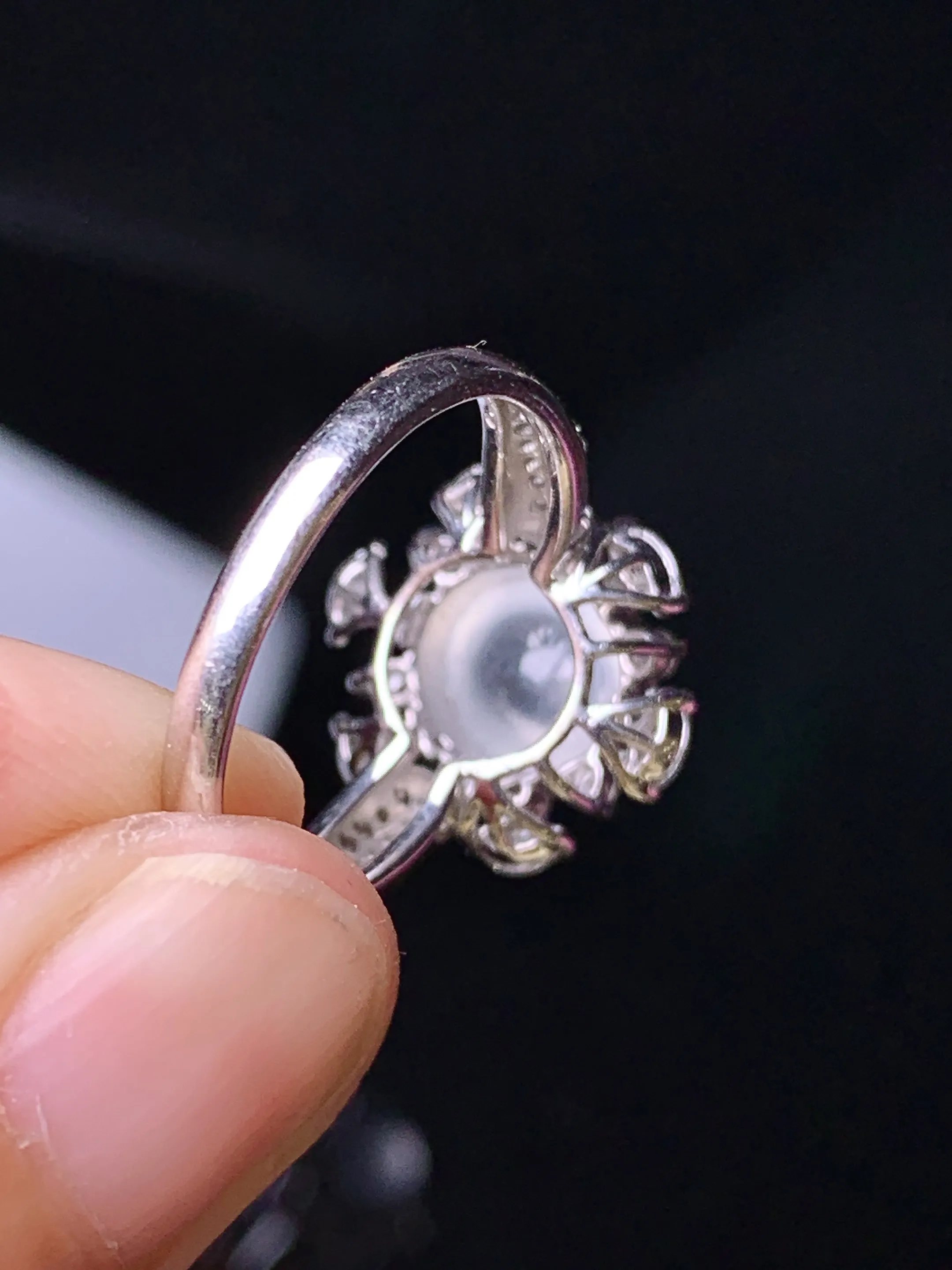 18k金钻镶嵌冰种蛋面戒指 玉质细腻 色泽清新艳丽 圈口14 整体尺寸14.3*12.7*9